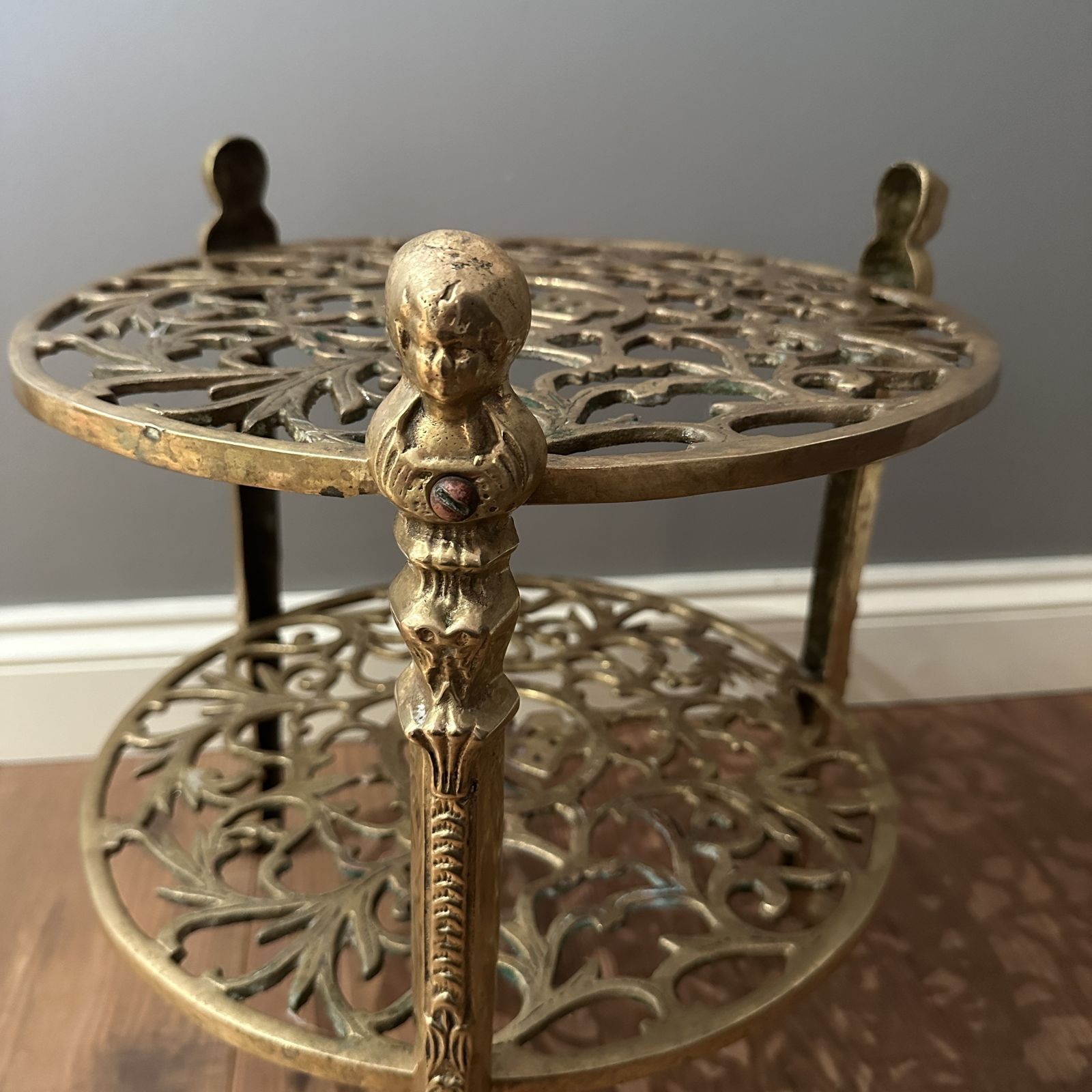 photo furniture Vintage Ornate Brass 2 Tier Jardiniere Plant Stand Side Table Lion Claw Cherubs