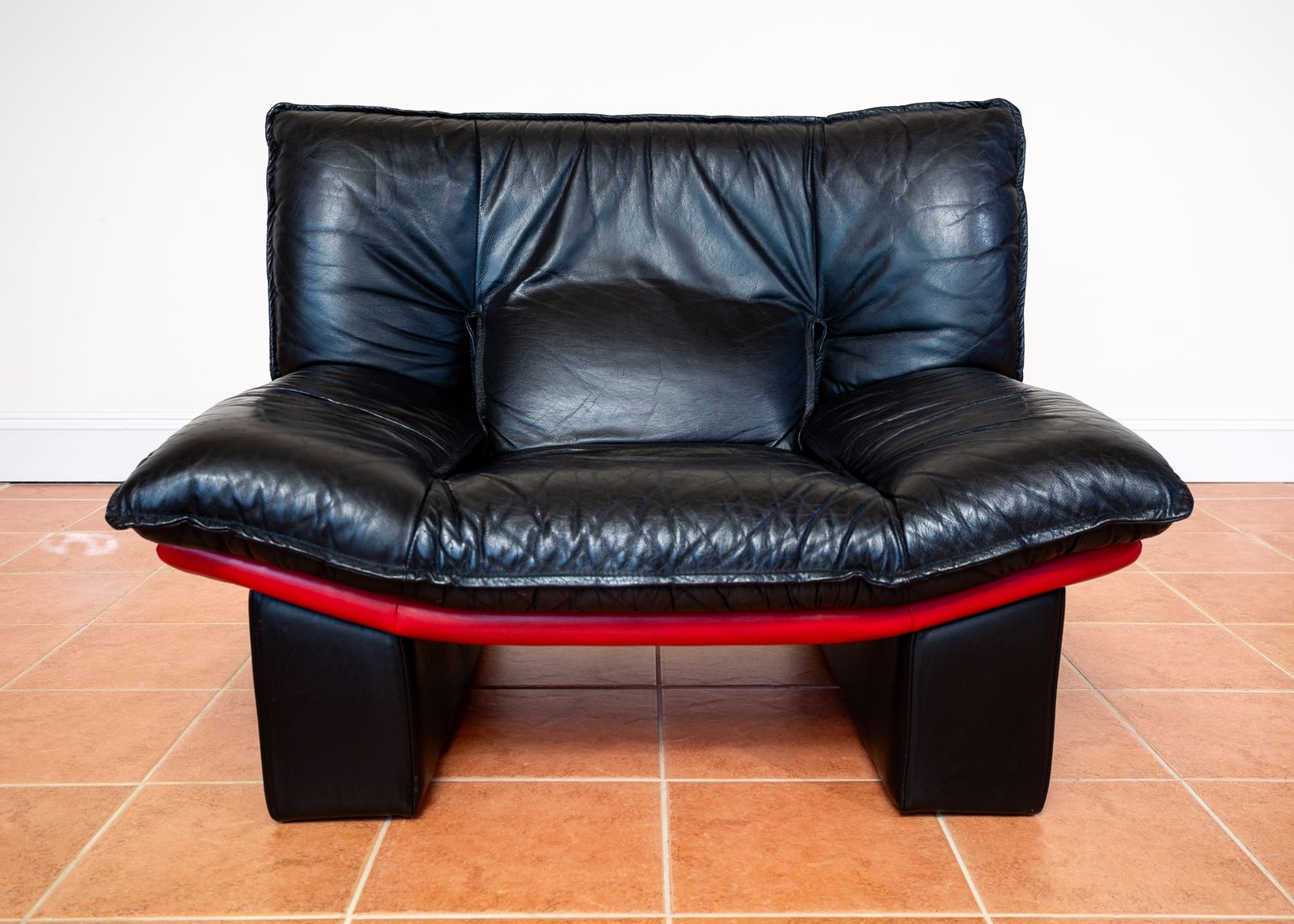 Italian Designer Leather Lounge Chair 1980s Nicoletti Salotti For Avanti Ambassador Chair Postmodern Memphis Style Two Tone Black Leather Red Leather