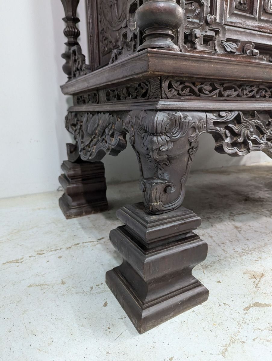 photo vintage Large Indochinese Cabinet With Exotic Wood Dragon Decoration
