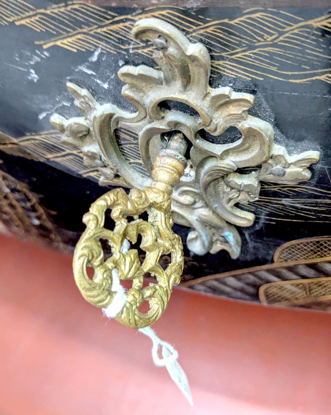 photo furniture 19th Century Chest Of Drawers In Coromandel Lacquer