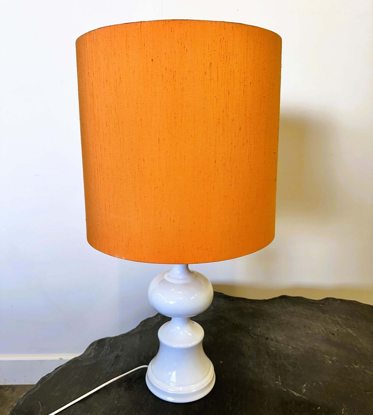photo furniture Mid Century Keramische Deense Tafellamp Met Oranje Kap, Jaren 1970. Denemarken