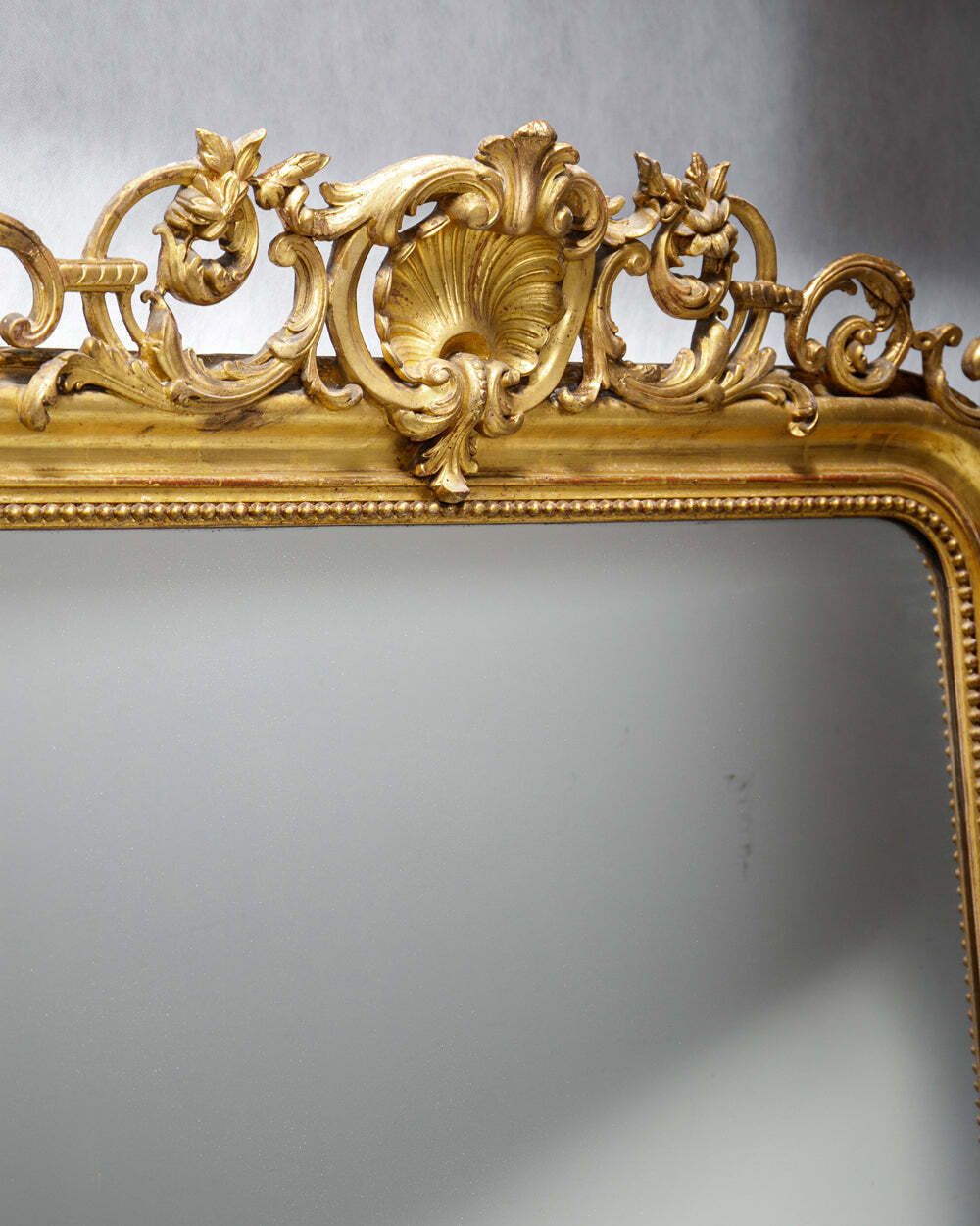 Majestueuze Louis Philippe Spiegel Uit De 19e Eeuw Met Schelpenbekroning photo for sale
