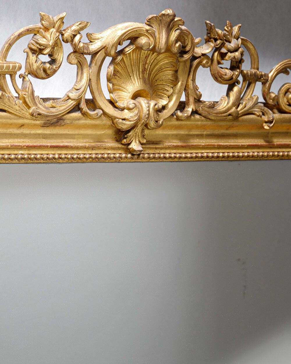Majestueuze Louis Philippe Spiegel Uit De 19e Eeuw Met Schelpenbekroning photo vinterior