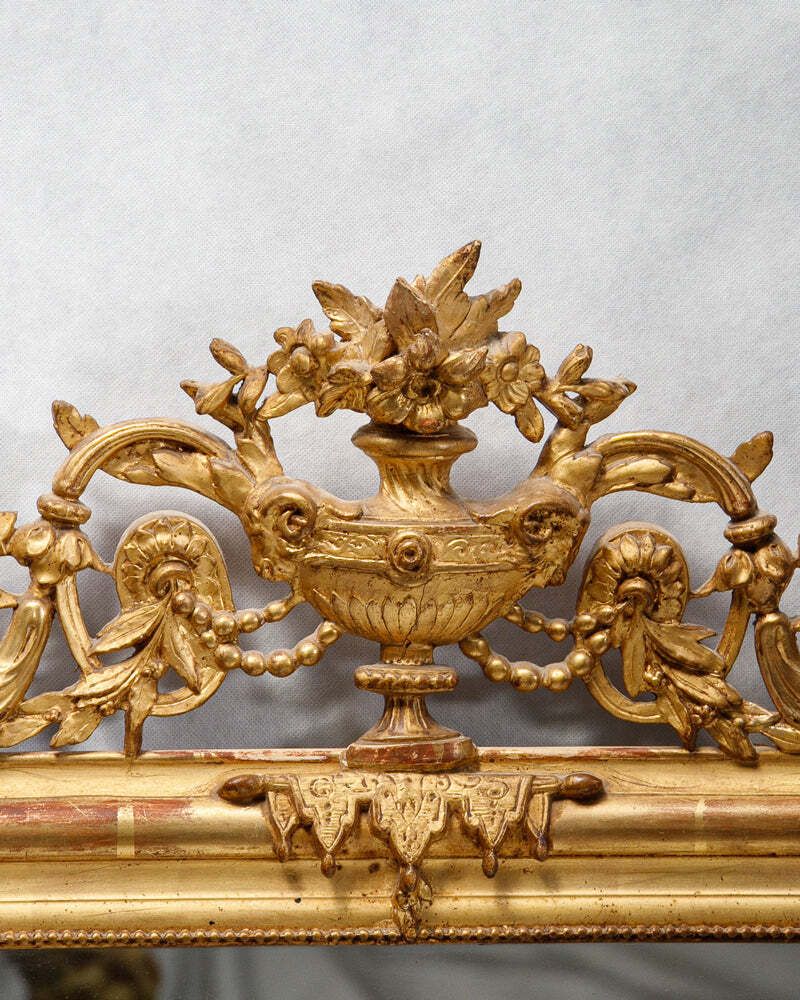 19e Eeuwse Louis Philippe Spiegel Met Vaas En Bloemenkroon photo Woonaccessoires