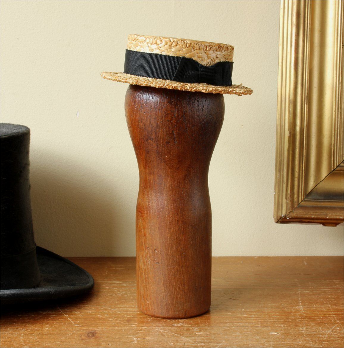 photo vintage Size 25 Hat Block. Small Size French Wood Milliner's Head Display Stand.