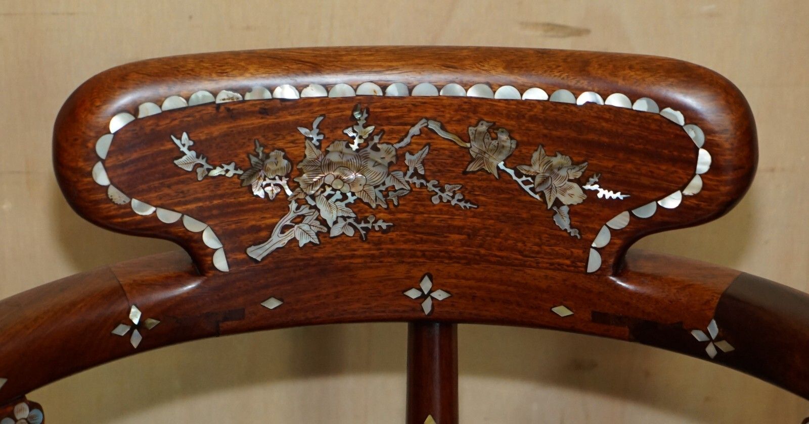 photo vintage Antique Cinese Export Rosewood & Mother Of Pearl Circa 1920's Table & Chairs Set