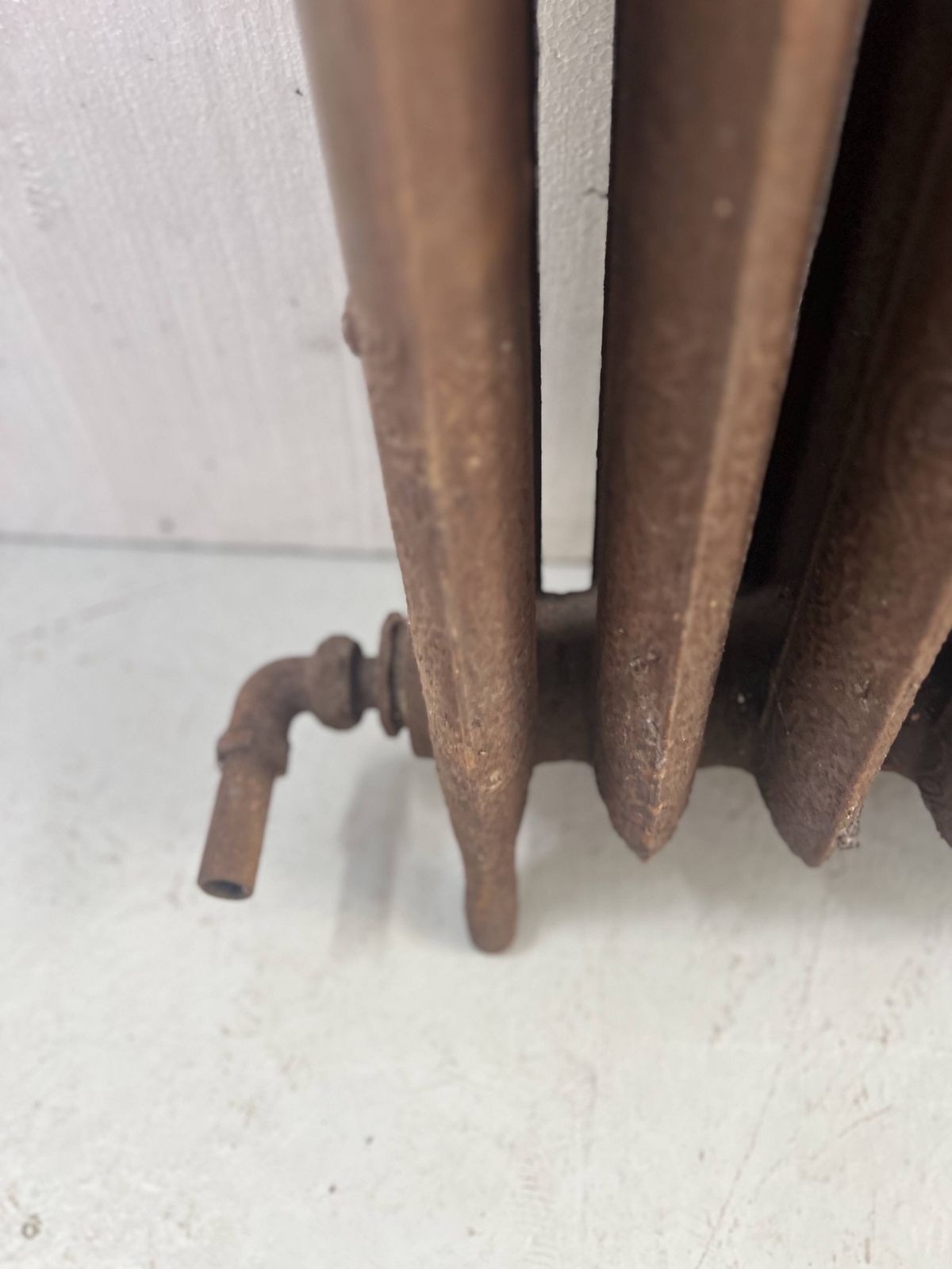 Antique Pedestal Radiator With Eight Flowered Cast Iron Blades, 20th Century photo Home Fixtures