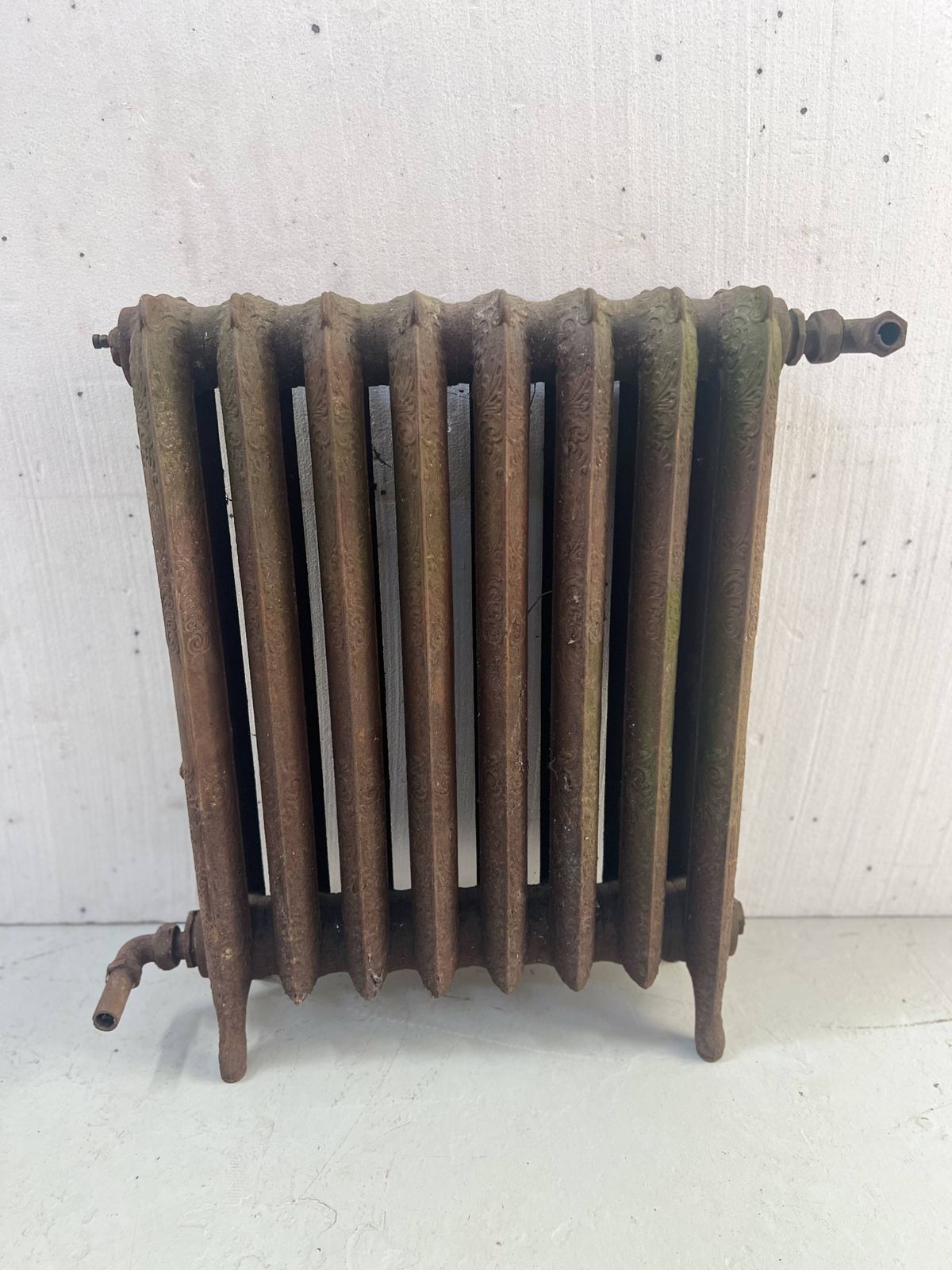 Antique Pedestal Radiator With Eight Flowered Cast Iron Blades, 20th Century photo vinterior
