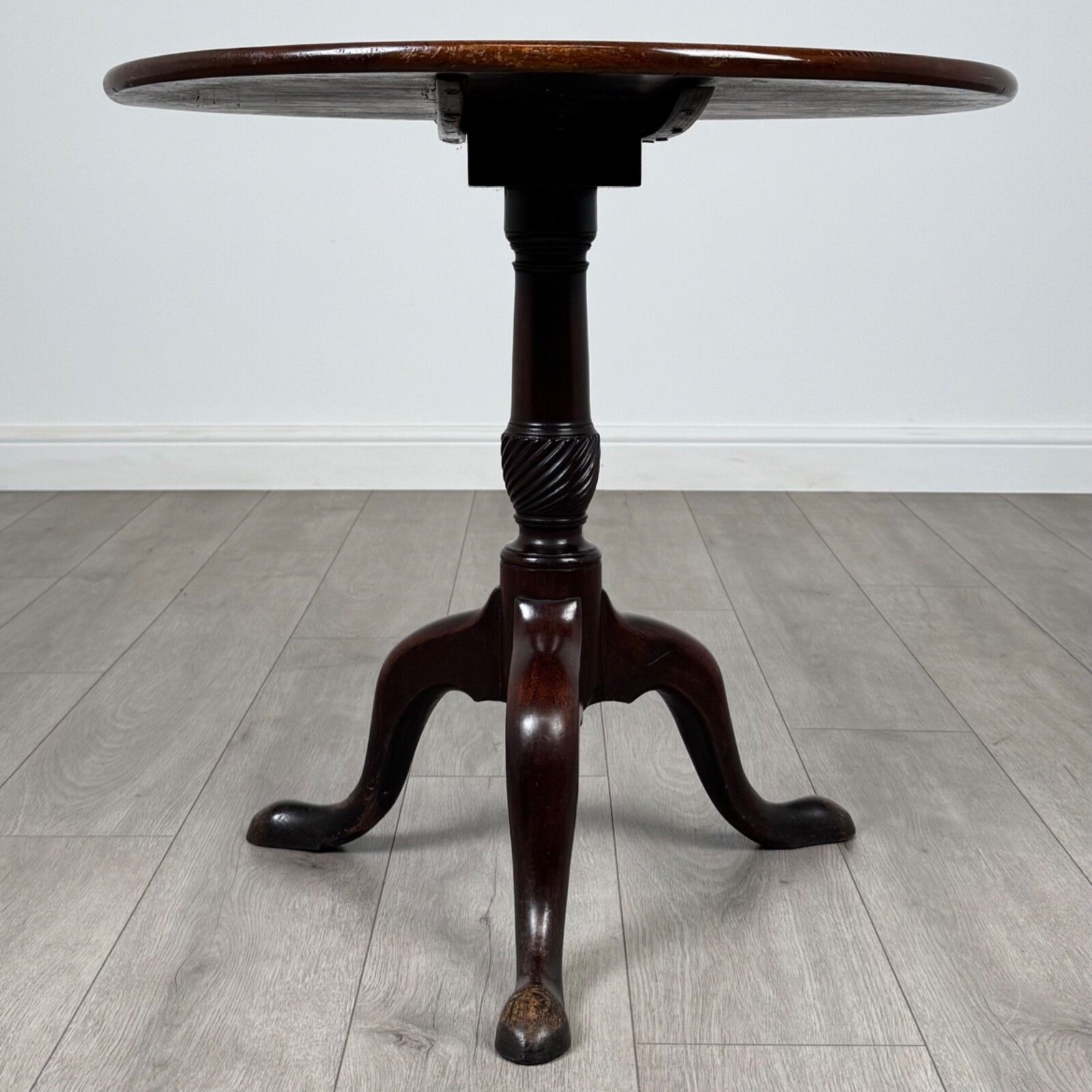 Antique 18th Century Good Quality Tilt Top Table In Mahogany