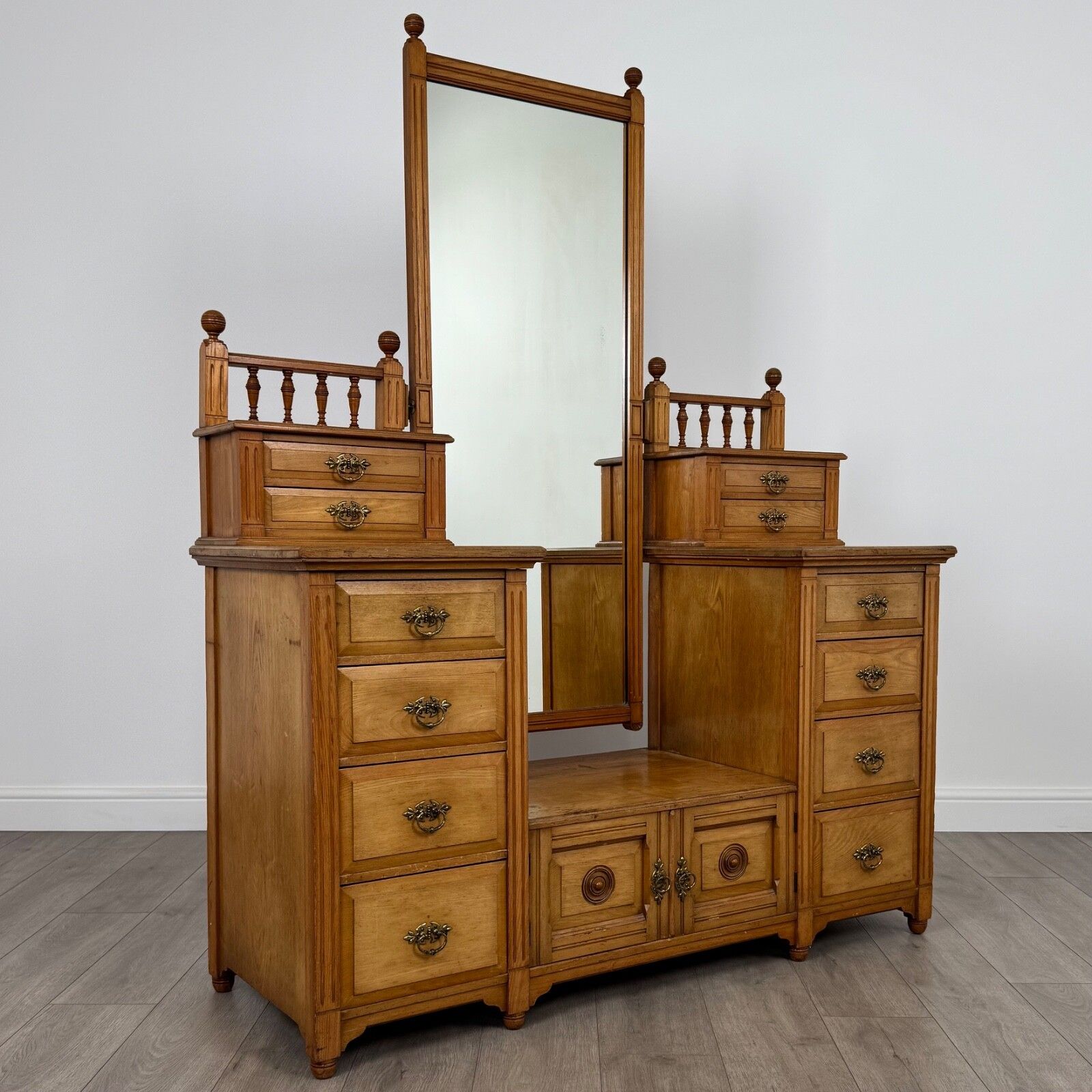 photo furniture Antique 19th Century Fine Quality Dressing Chest In Oak