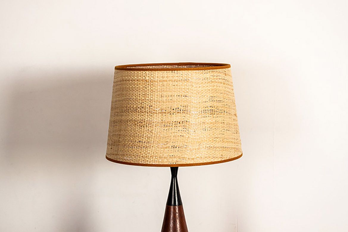 Grande lampe de table danoise en teck et ébène, forme de quille, par Fog & Morup, 1960. photo buy