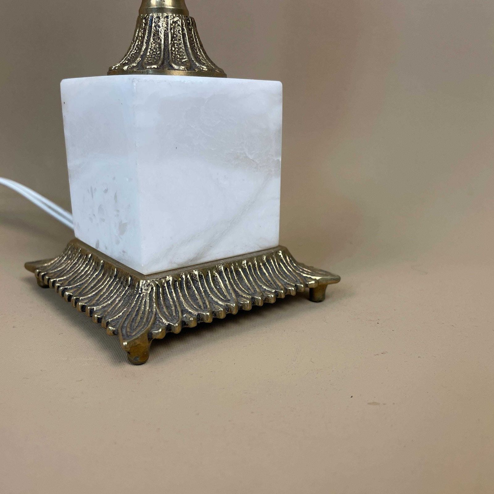 Antique White Onyx Marble Lamp Light Bedside Brass Gold Ornate Vintage Square Base Marbled Pattern Heavy Stone Classic Column Natural photo 69.0