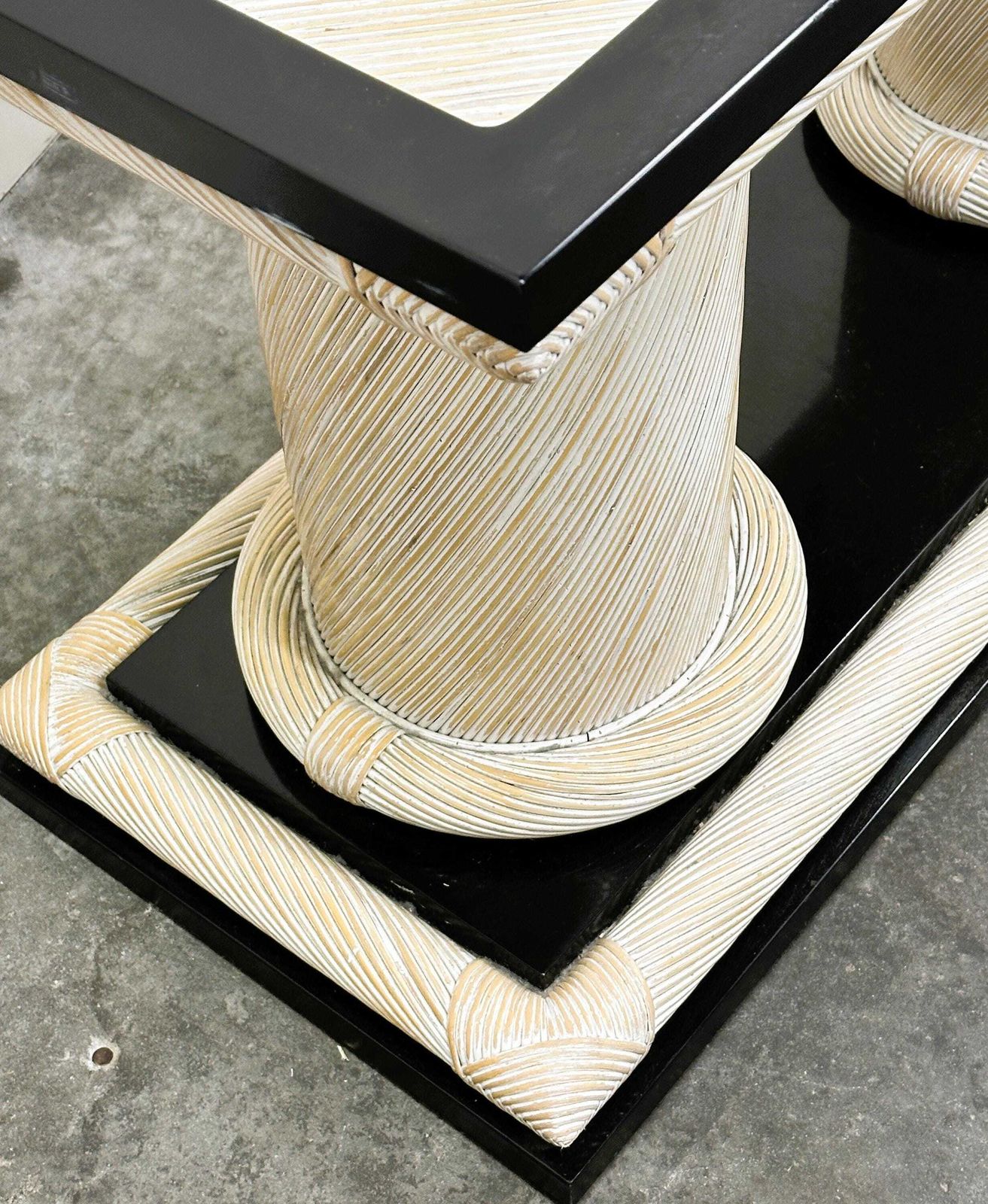 Jaren 1970 Howard Dilday Organische Rotan Consoletafel Met Zwart Gelakte Rand. photo furniture