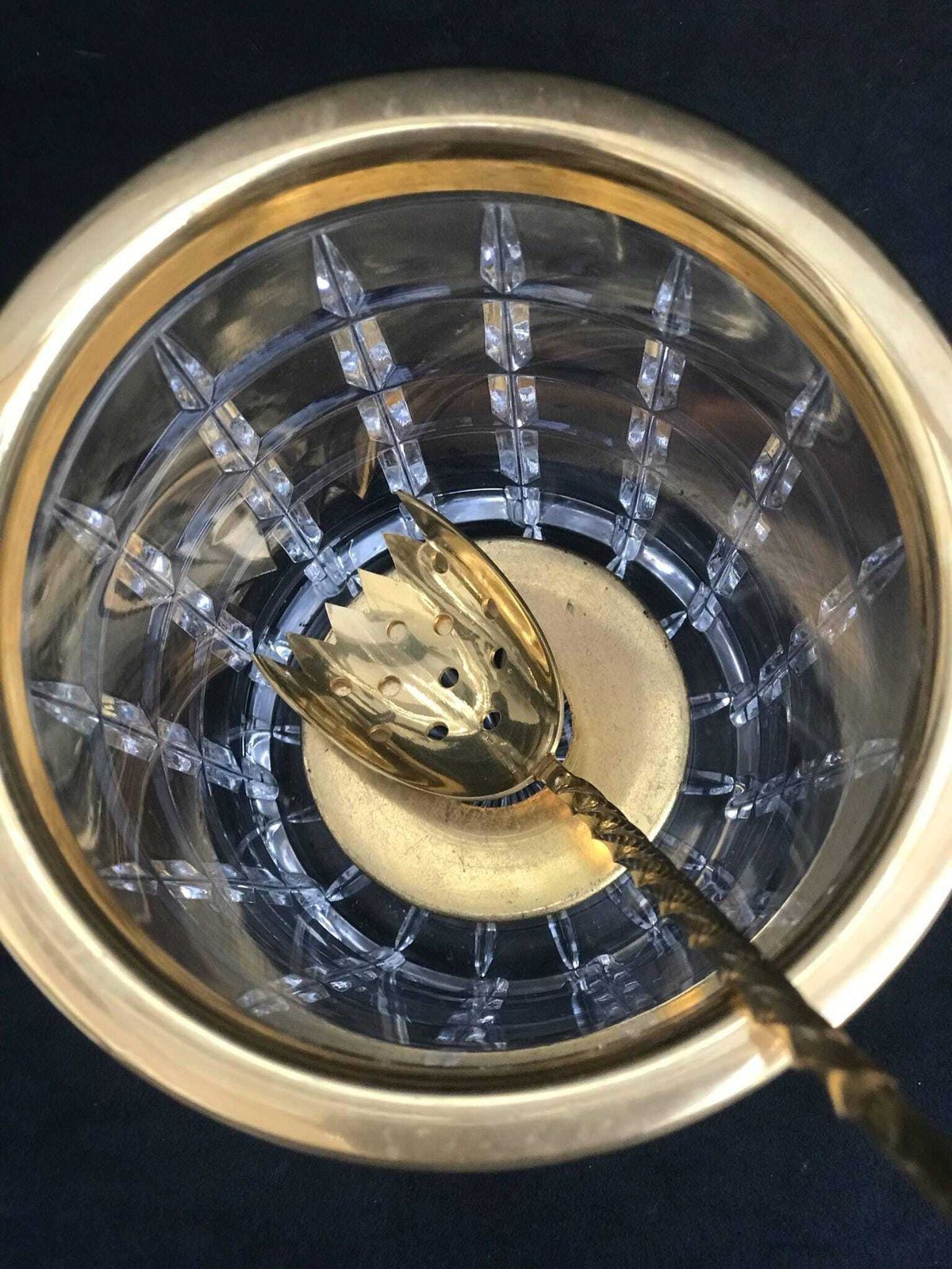 photo furniture Ijsemmer Van Handgeslepen Kristal, Frans, Met Gouden Metalen Handvat – Mid Century Barware, Hollywood Regency, Man Cave, Cadeau
