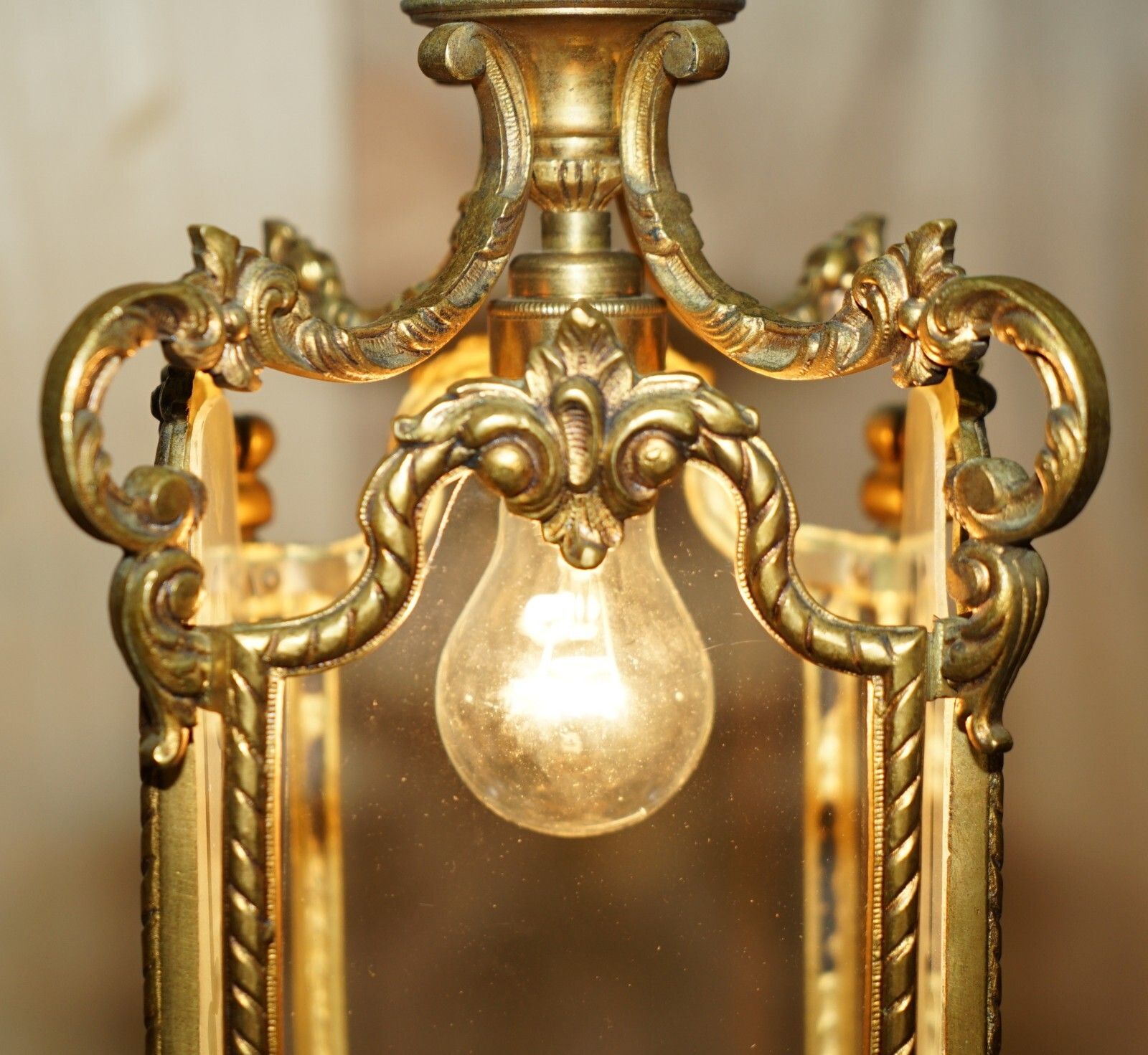 photo vinterior Pair Of Antique Circa 1920 Polished Brass Hanging Lanterns With Frosted Glass