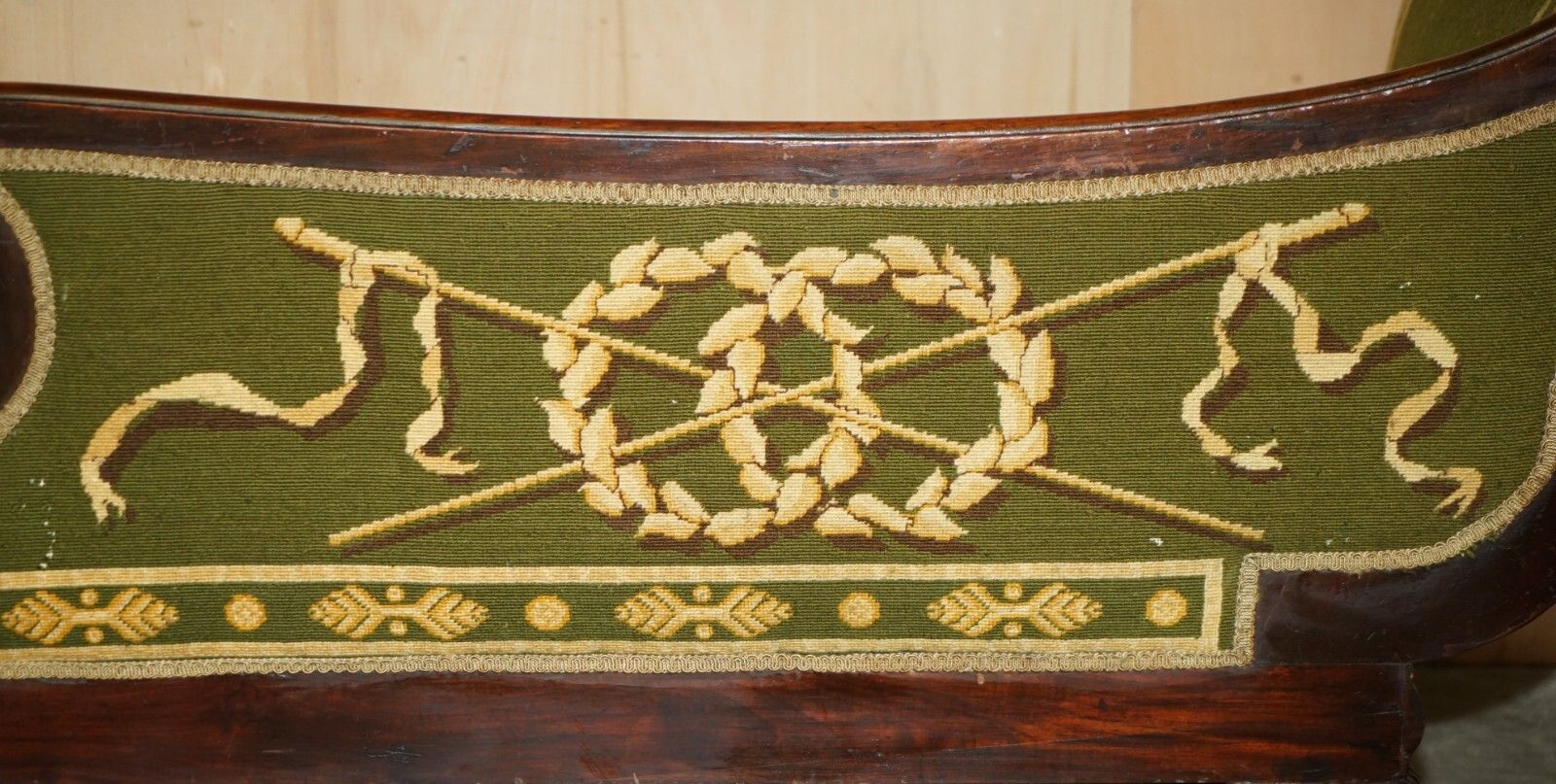 photo vintage Antique Regency Embroidered Mahogany Hand Carved Lion's Hairy Paw Chaise Lounge