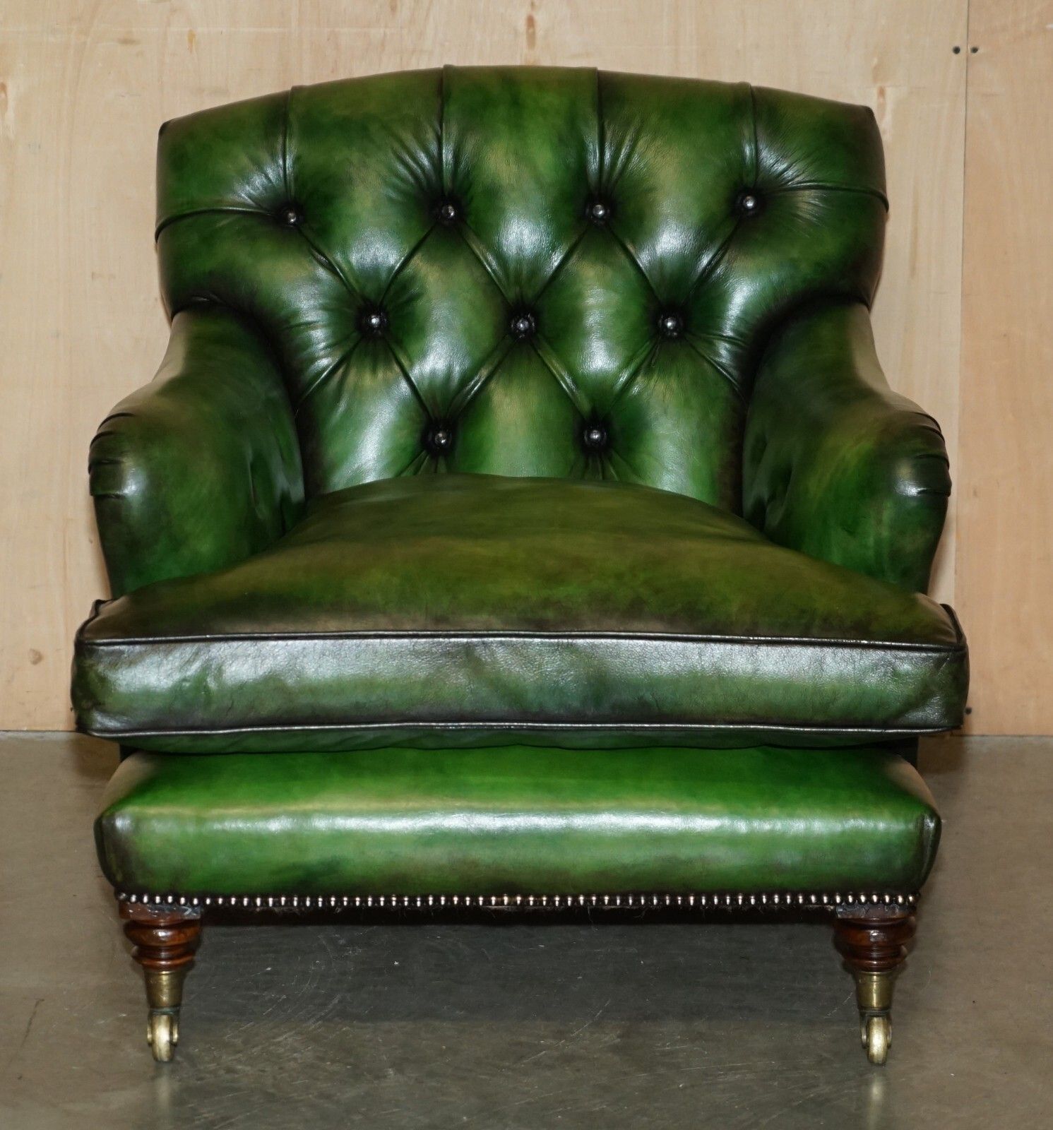 photo vinterior Pair Of Antique Howard & Son's Bridgewater Chesterfield Green Leather Armchairs