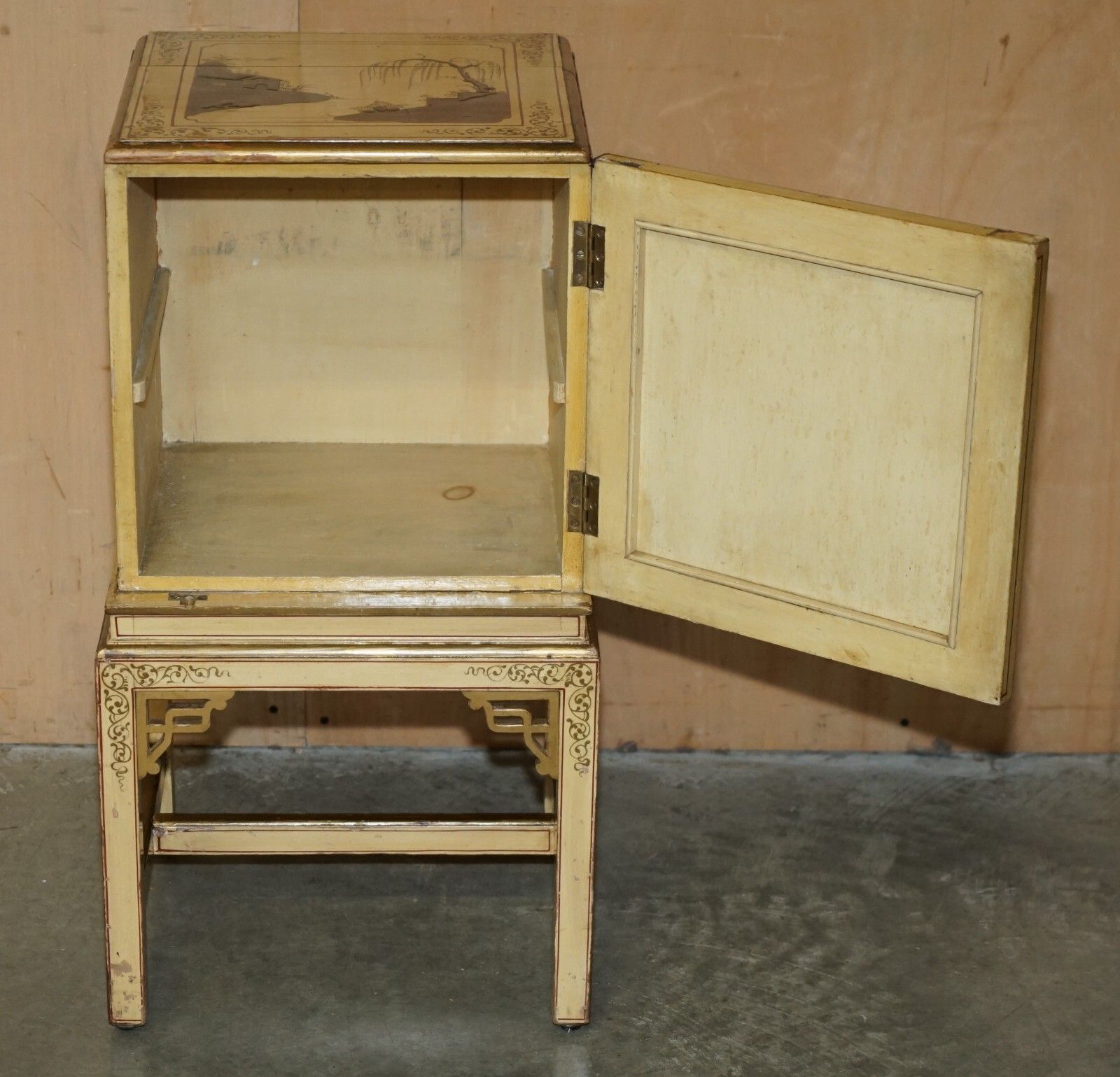 photo vinterior Pair Of Antique Chinese Export Hand Painted & Lacquered Nightstands Side Tables
