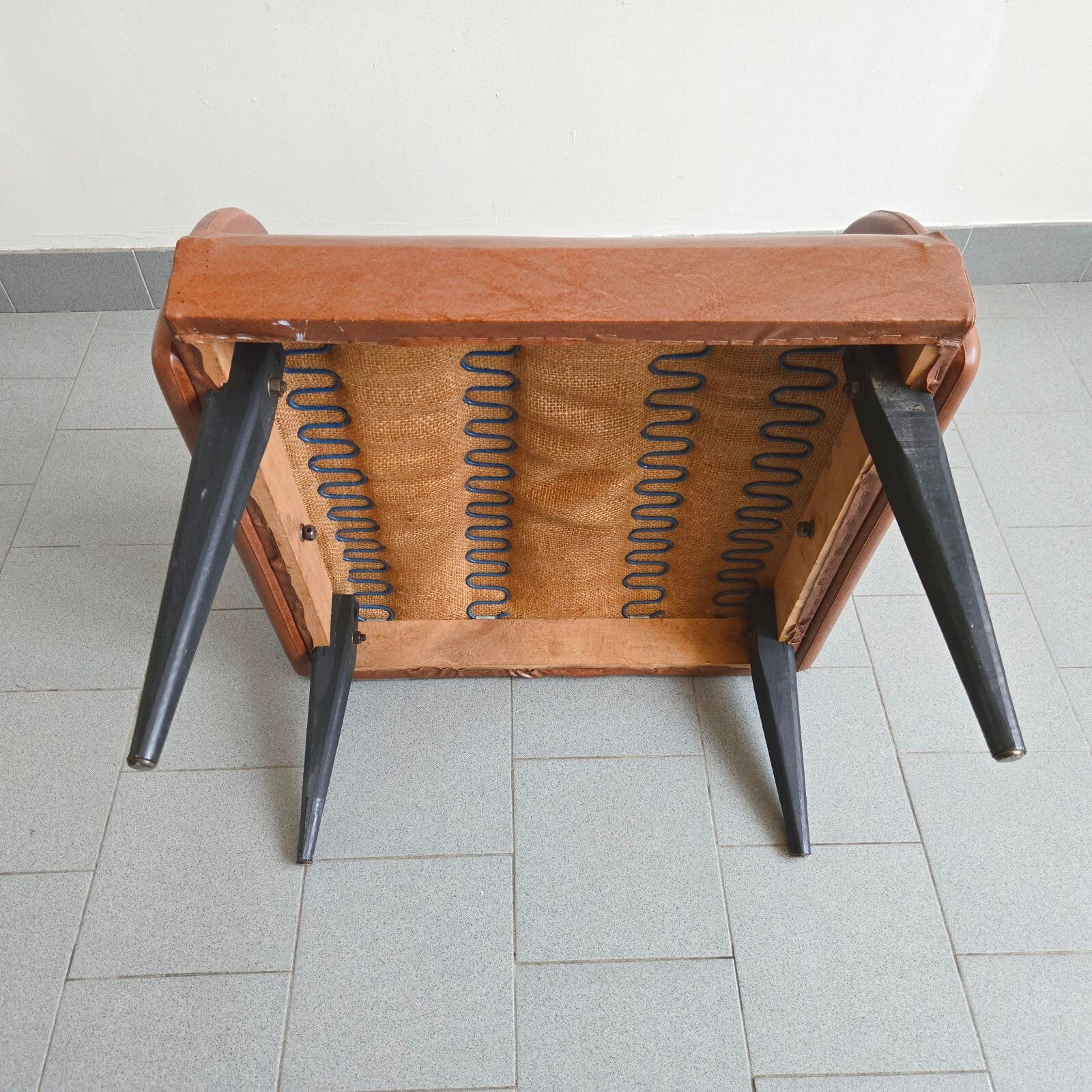 500.0 Vintage Franse Fauteuil Uit De Jaren 1960, Kunstleer In Havanabruin En Zwart Gelakt Hout photo