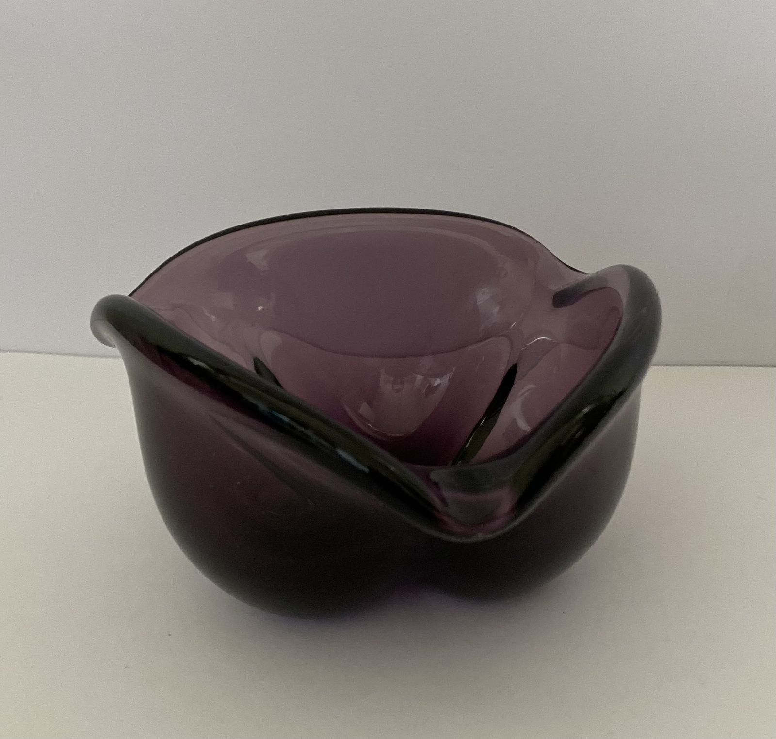 photo vintage Vintage, Holmegaard, Treflojet Amethyst Purple Glass Bowl By Per Lutken, 1955