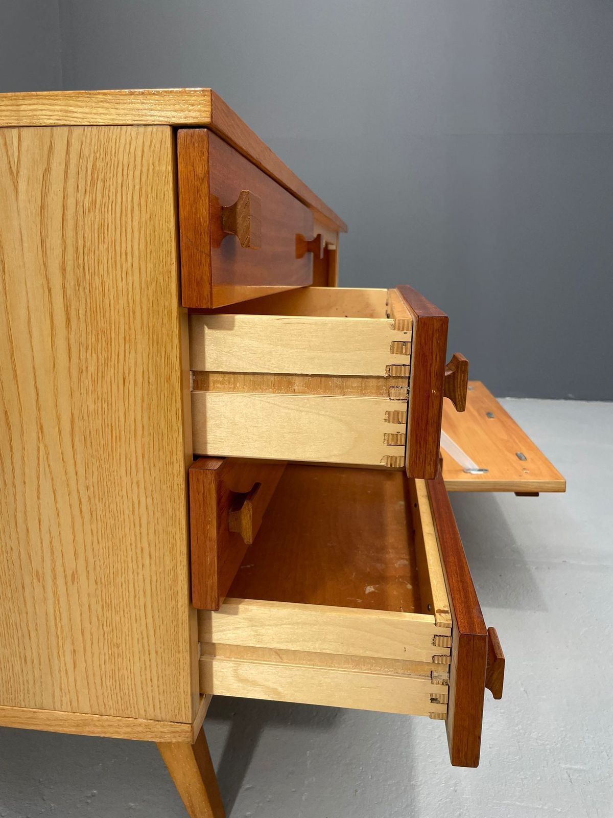 Modernistisch Dressoir Met Klapdeur, Tsjecho Slowakije, Jaren 1970 photo vinterior