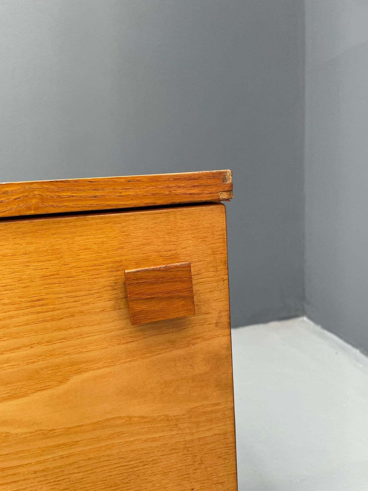 photo furniture Modernistisch Dressoir Met Klapdeur, Tsjecho Slowakije, Jaren 1970
