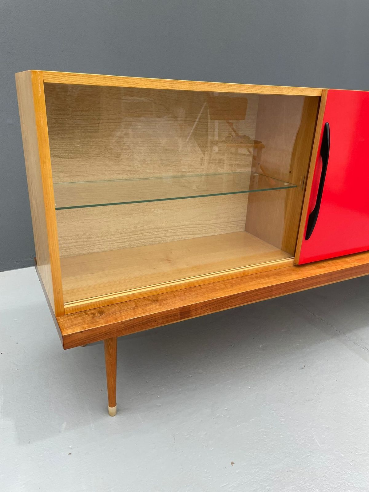 photo buy Vintage Mid Century Lang Dressoir, Tsjecho Slowakije, Jaren 1970