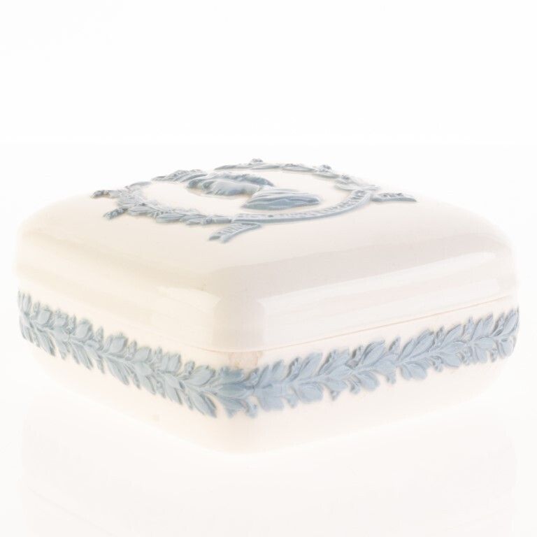 Wedgwood Etruria Porcelain Queen Elizabeth II Lidded Box