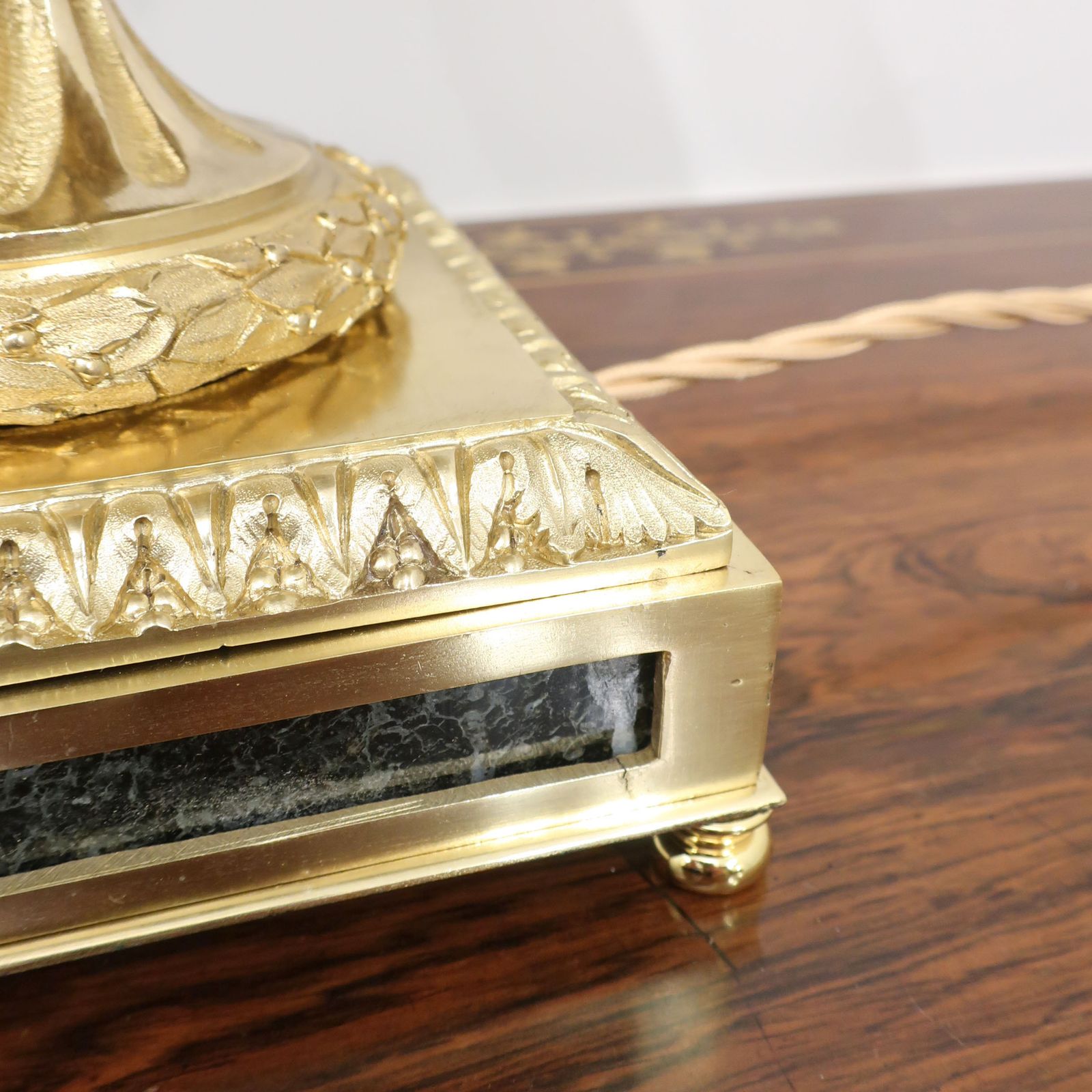 photo vintage Pair Of French Louis XVI Style Marble & Gilt Bronze Table Lamps