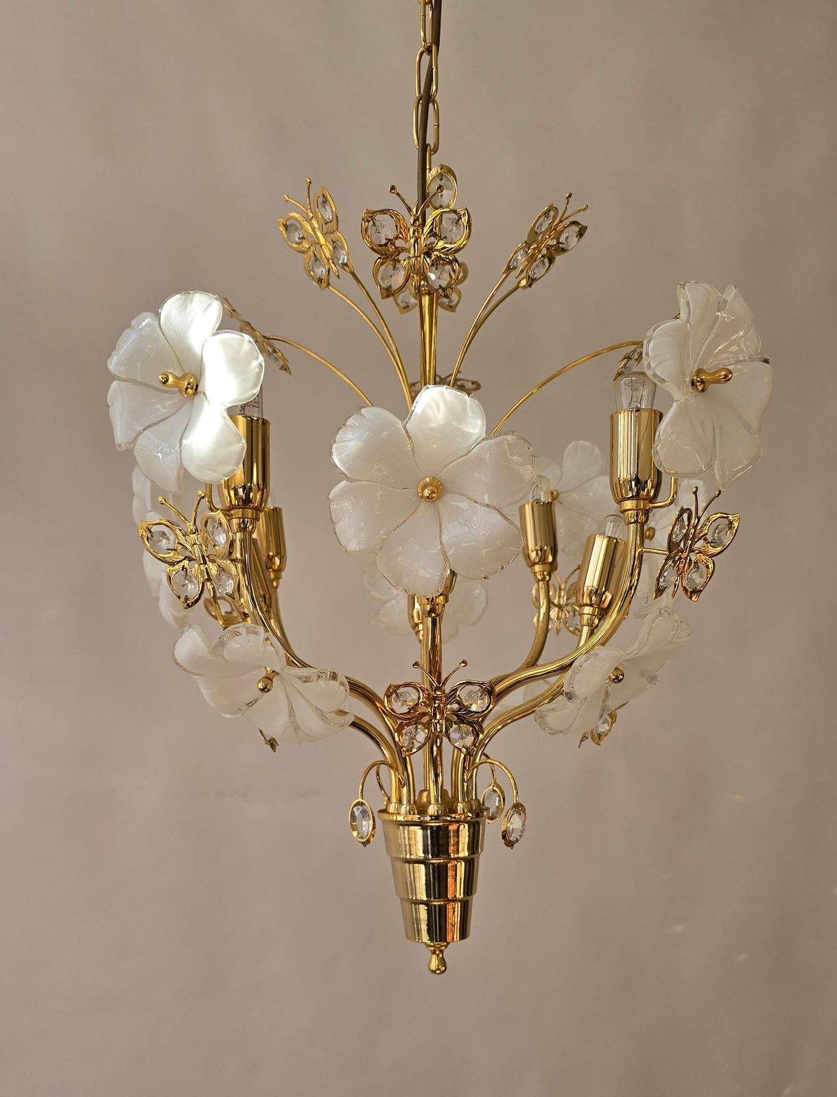 Chandelier With White Murano Glass Flowers And Crystal Butterflies photo Lighting