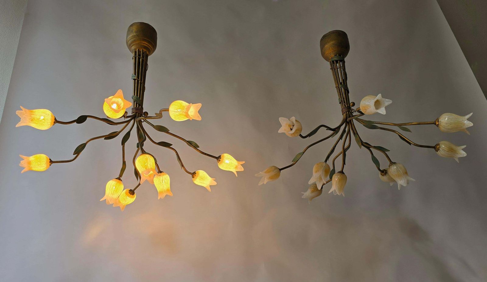 photo furniture Two  Chandelier Pendant Lamp In Florentine Style With Glass Tulips Design