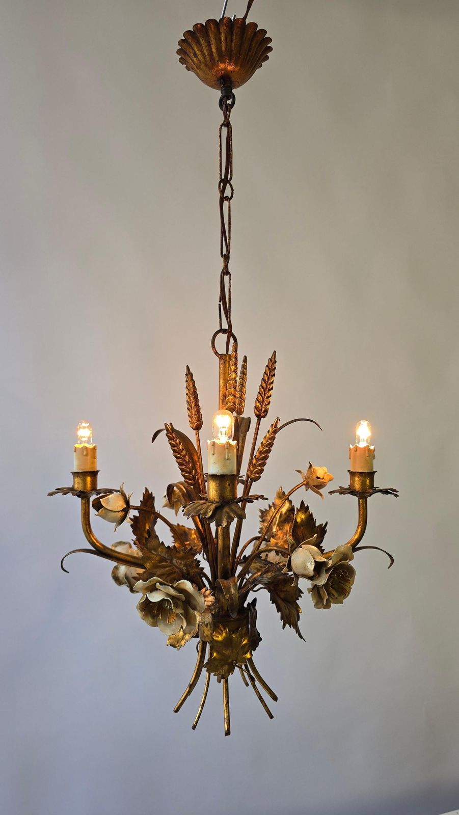 Chandelier In Brass With Painted White Roses photo Lighting
