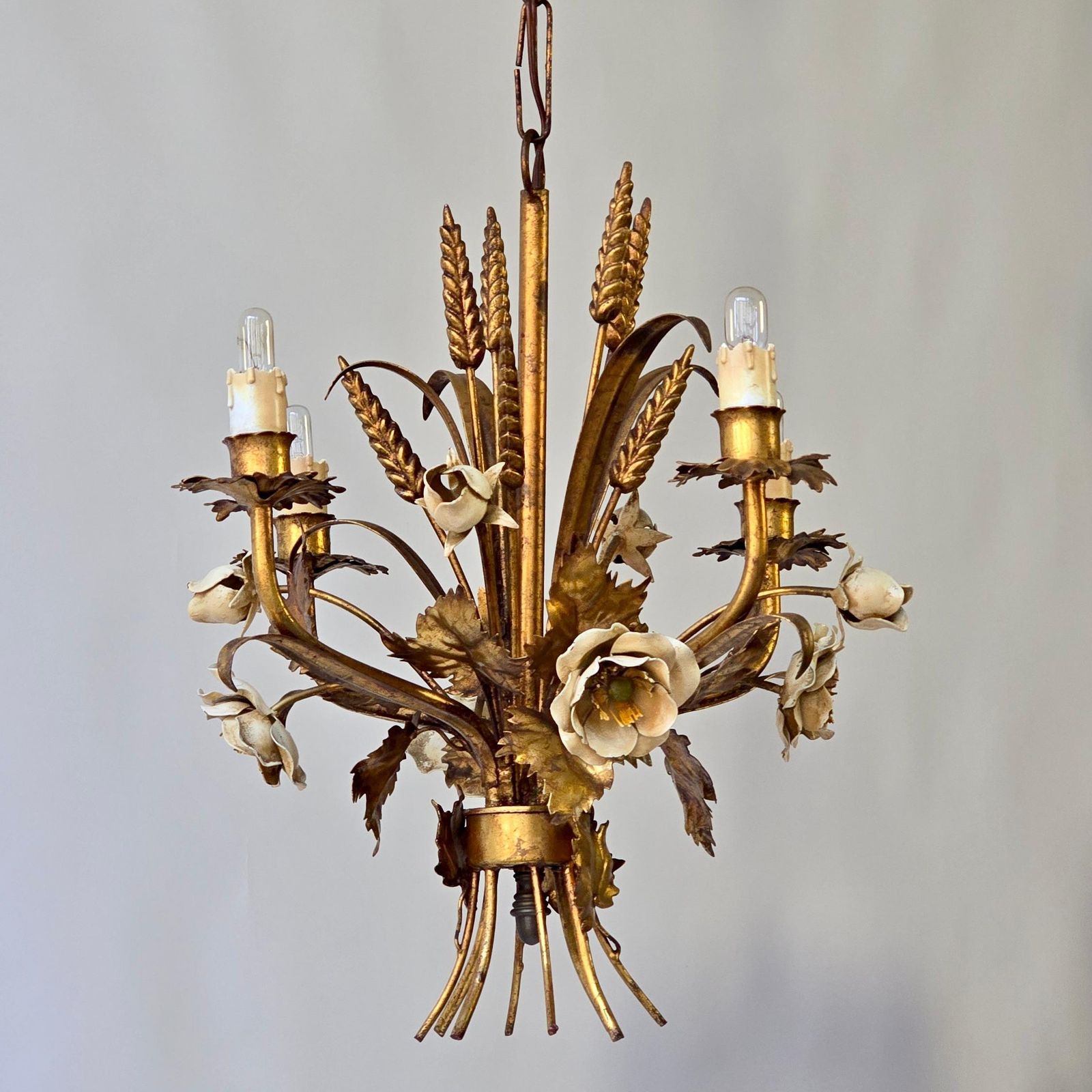 Chandelier In Brass With Painted White Roses photo vinterior
