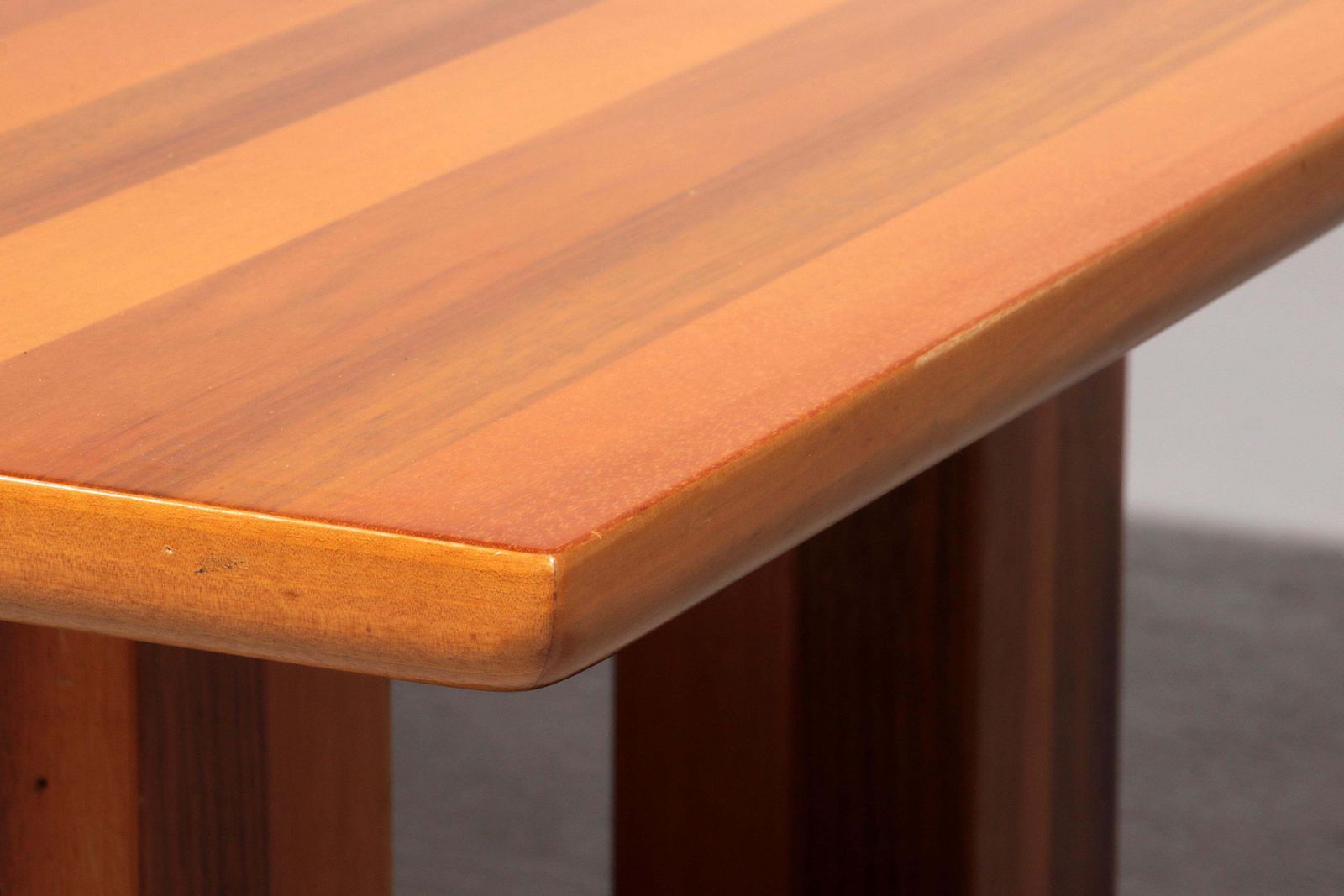 Bellini’s Exquisite Walnut Coffee Table – A Masterpiece Of Italian Modernism 197 photo vinterior