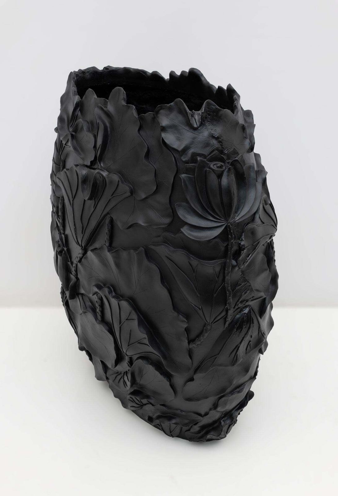 Vgnewtrend Modern Black Matt Resin Cache Pot "Lotus" photo Home Decor