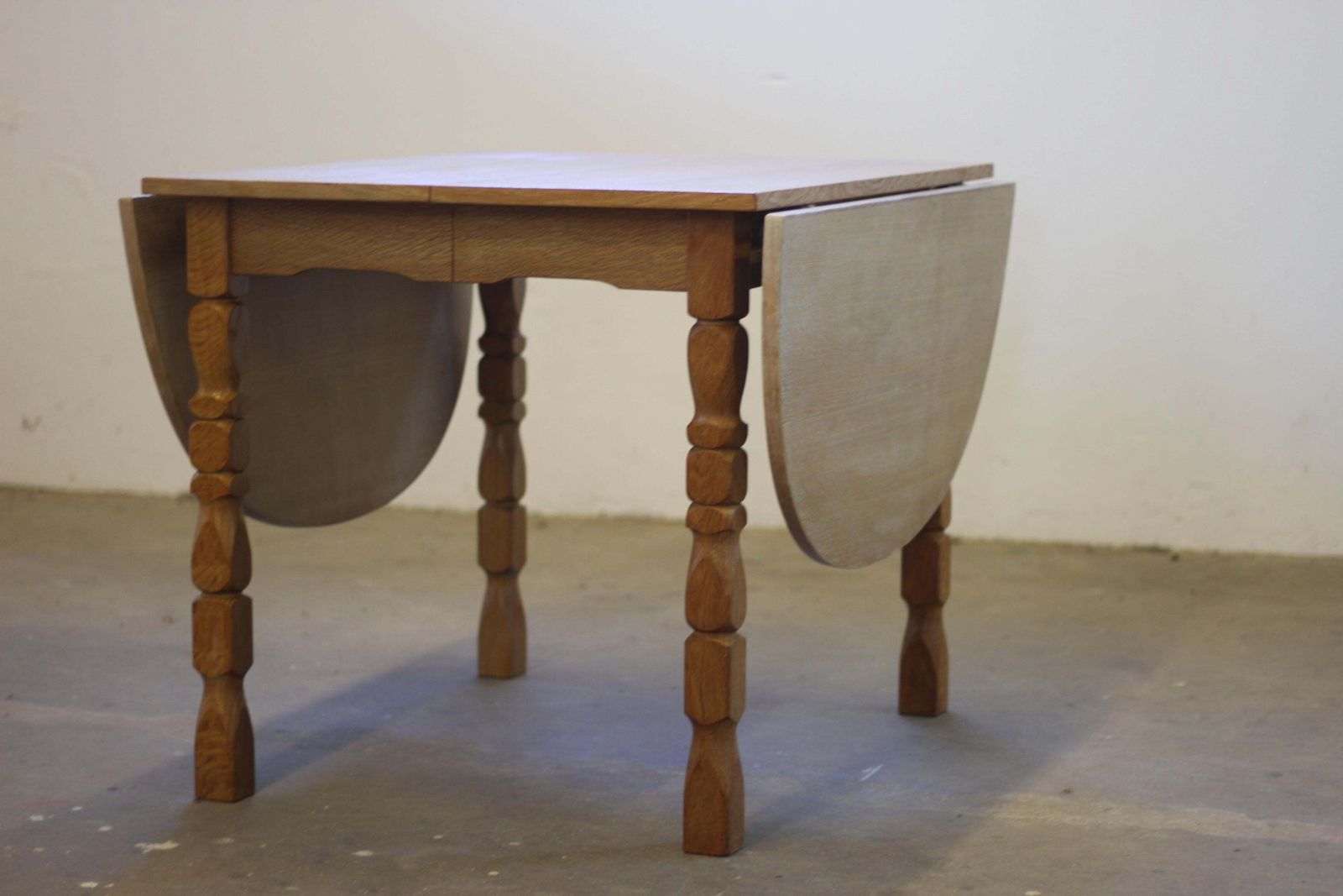 Uitschuifbare Deense eettafel met bladen in eikenstijl, naar voorbeeld van Henning Kjærnulf, 1960 photo for sale