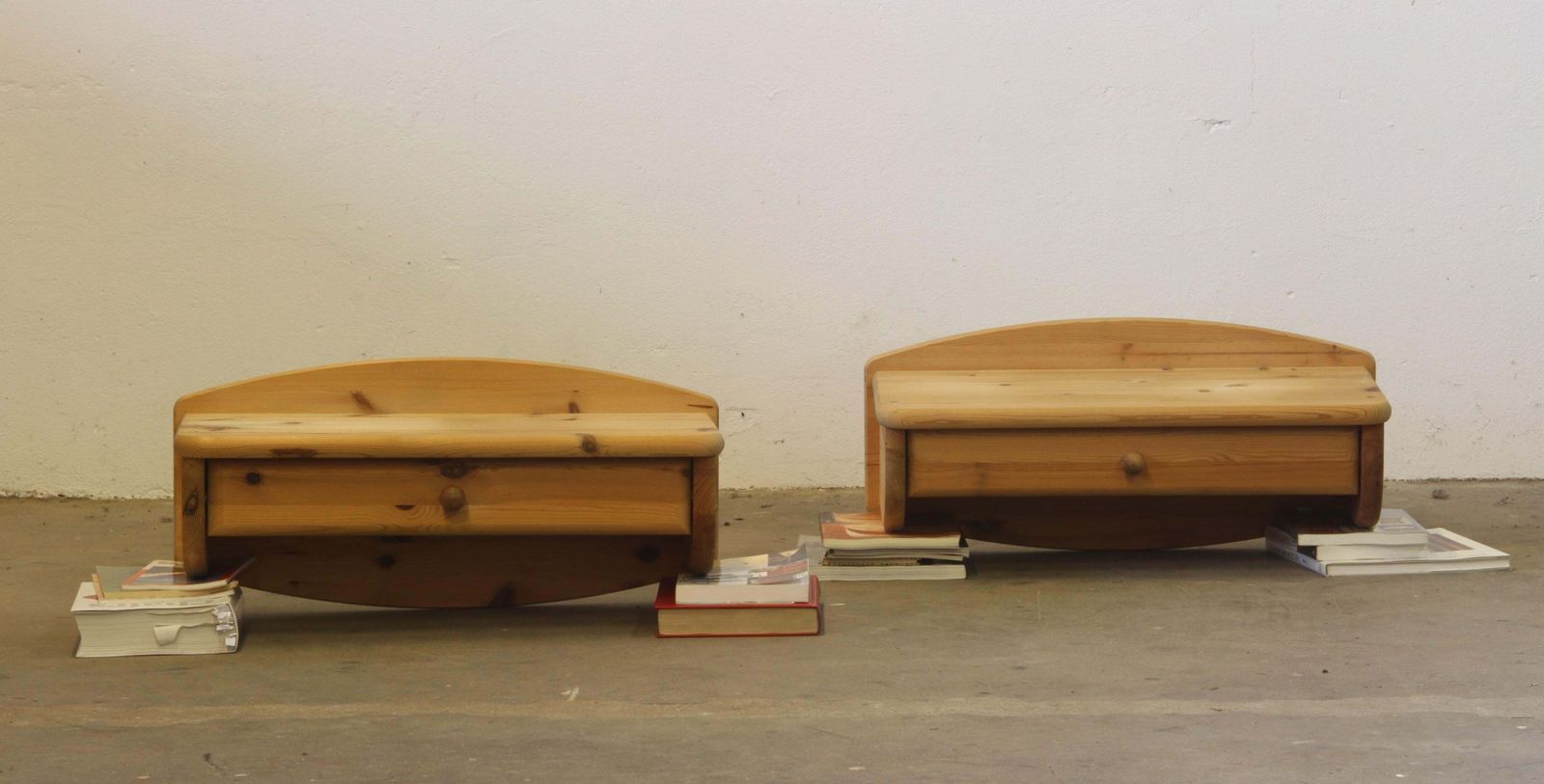 photo vintage Danish Wall Hanging Bedside Tables In Pine, 1970s/80s, Set Of 2