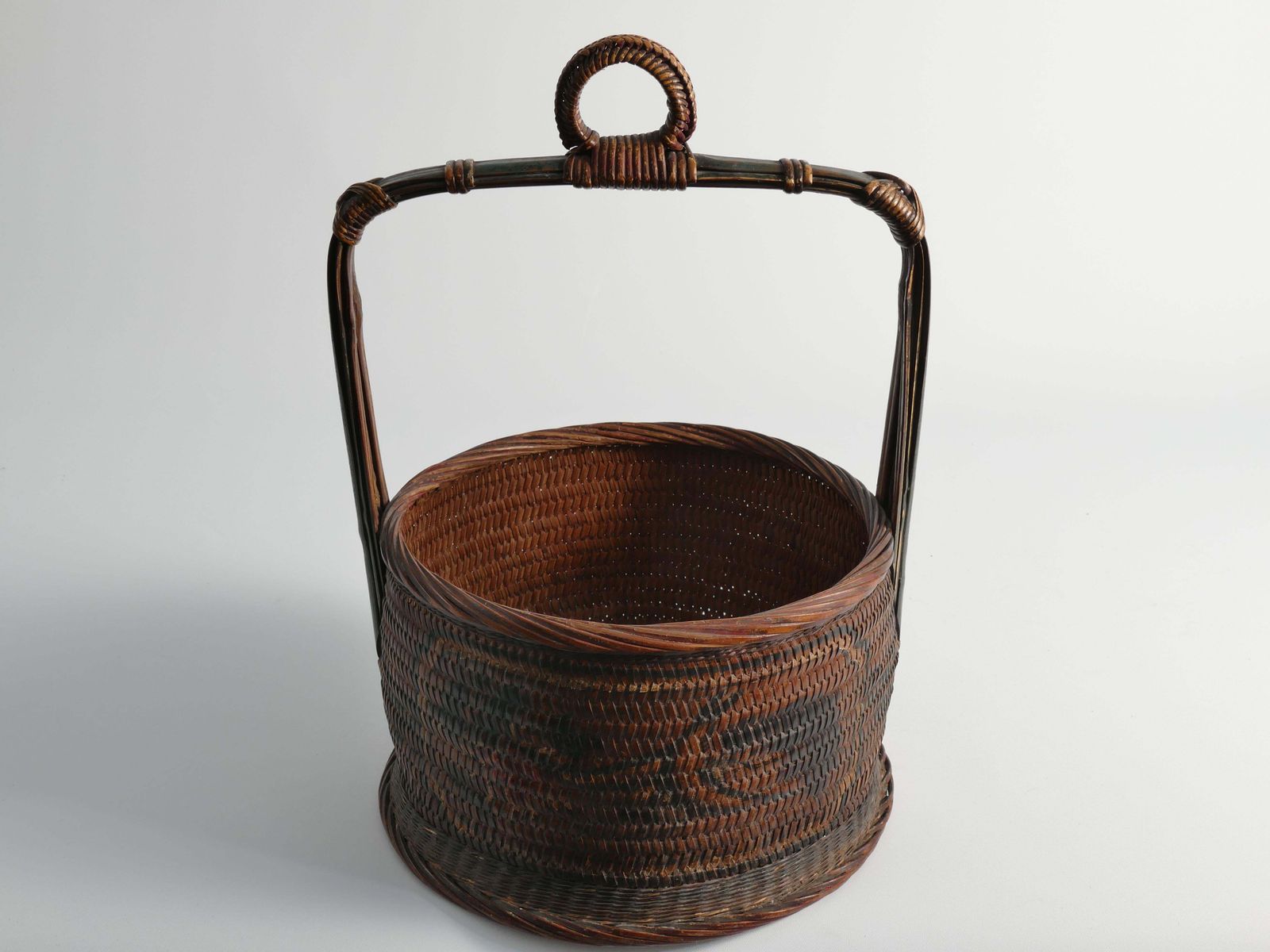 photo vintage Early 20th Century Chinese Betrothal Or Wedding Basket With Peony And Bird Motif