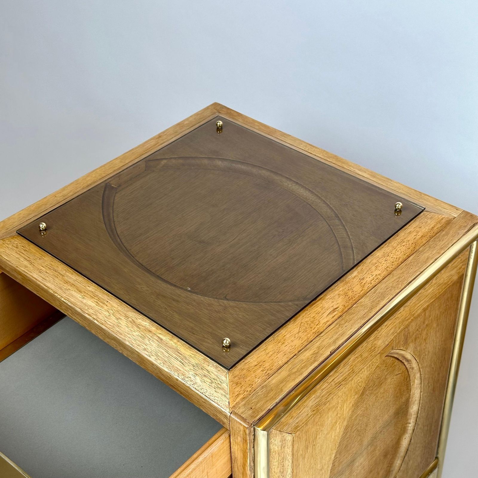 photo vinterior Late 20th Century Pair Of Italian Wood, Brass & Light Brown Glass Night Stands