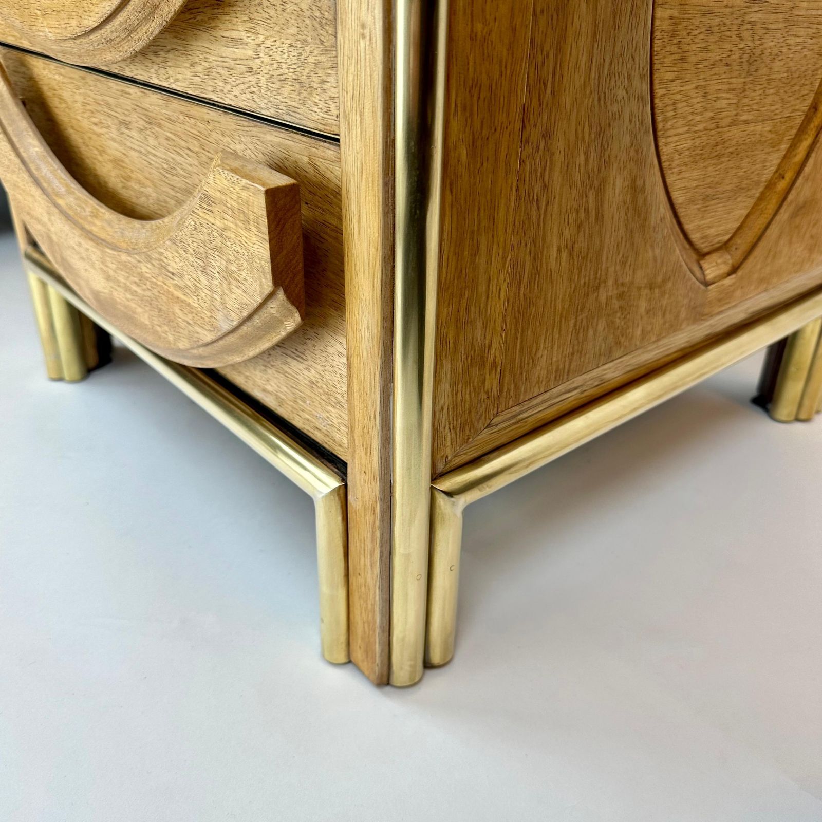 photo vintage Late 20th Century Pair Of Italian Wood, Brass & Light Brown Glass Night Stands