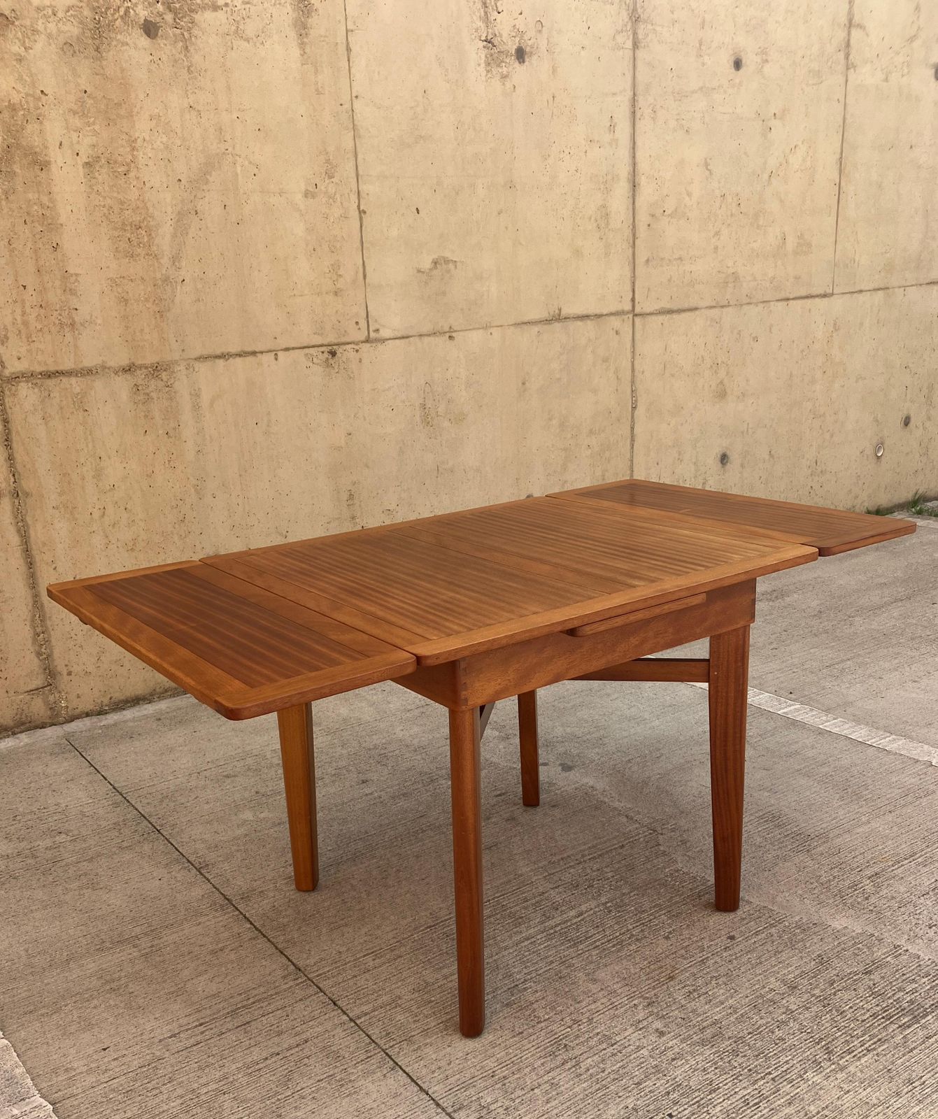 photo furniture Rare Early Ercol Mid Century Extendable Dining Table 50's