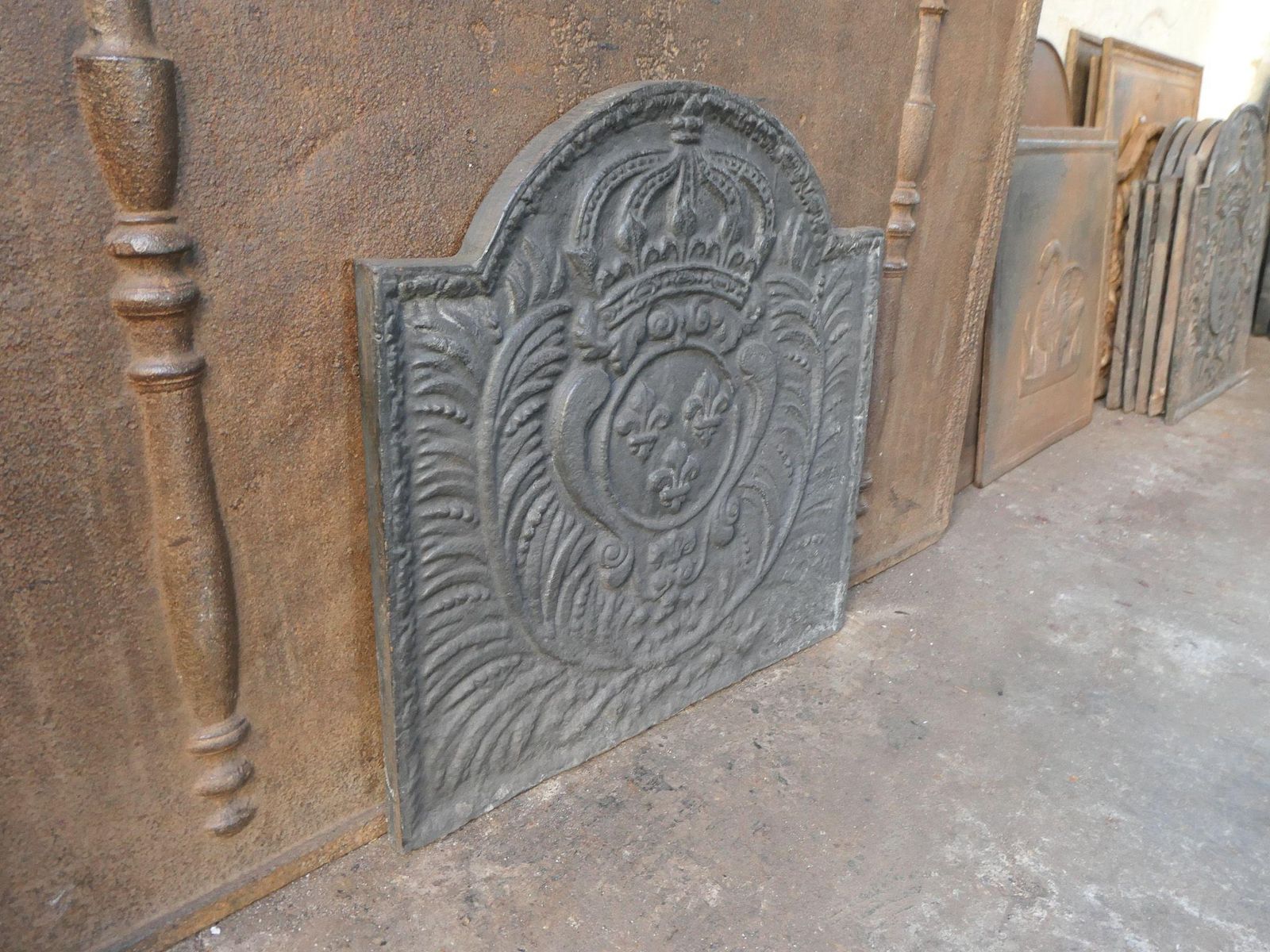 photo furniture Louis XV Style 'Arms Of France' Fireback / Backsplash
