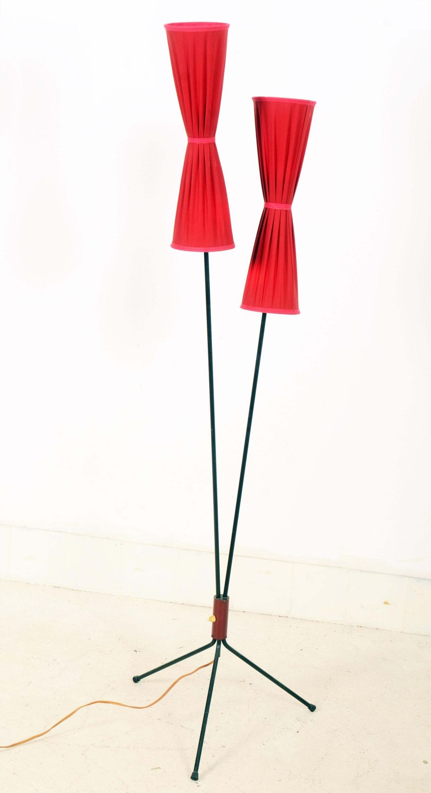 Rode Scandinavische Mid Century Vloerlamp Met Messing Frame photo furniture