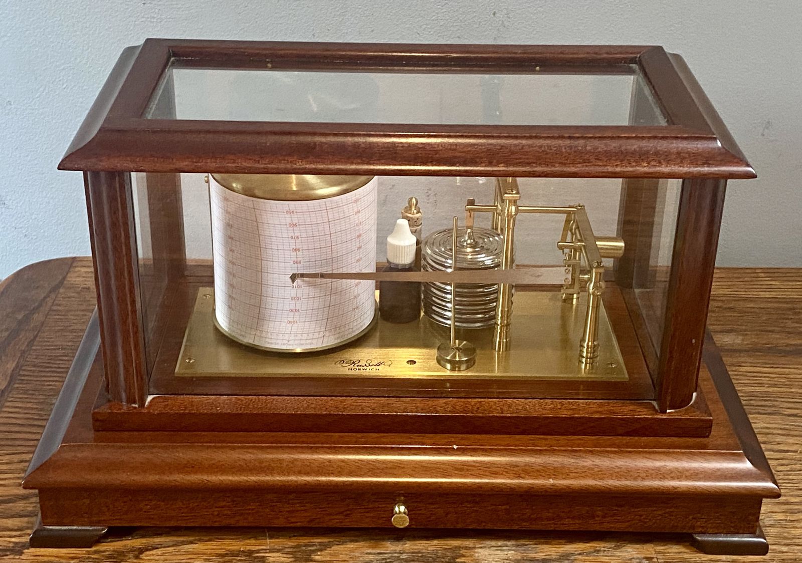 photo furniture Antique High Quality English Oak And Brass Barograph Aneroid Barometer For Measuring Atmospheric Air Pressure Meteorologist Weather Station Industrial