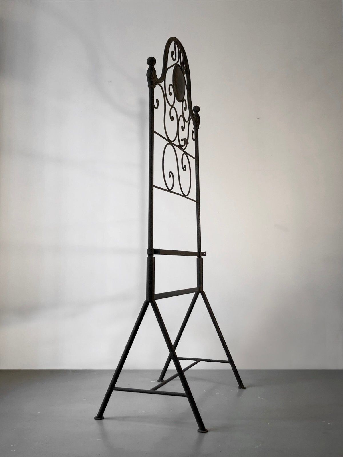 photo furniture 1900 1970 New Neo Classical Shabby Chic Art Deco Night Valet Coat Holder
