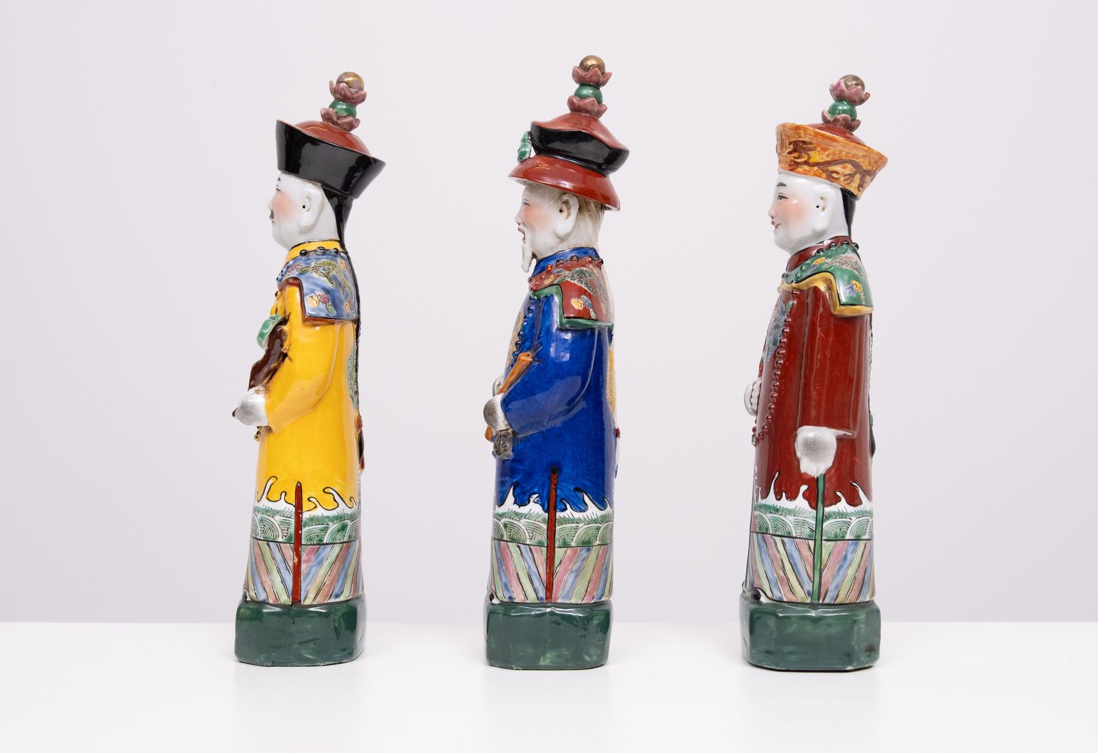 Set Van 3 Chinese Porseleinen Decoratieve Figuren In Qing Stijl photo vinterior