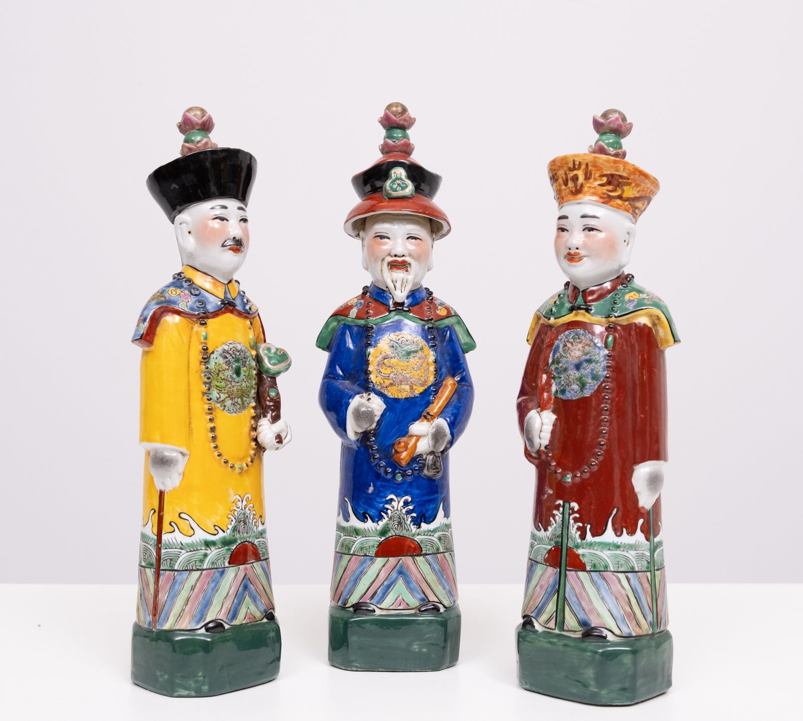 Woonaccessoires Set Van 3 Chinese Porseleinen Decoratieve Figuren In Qing Stijl photo