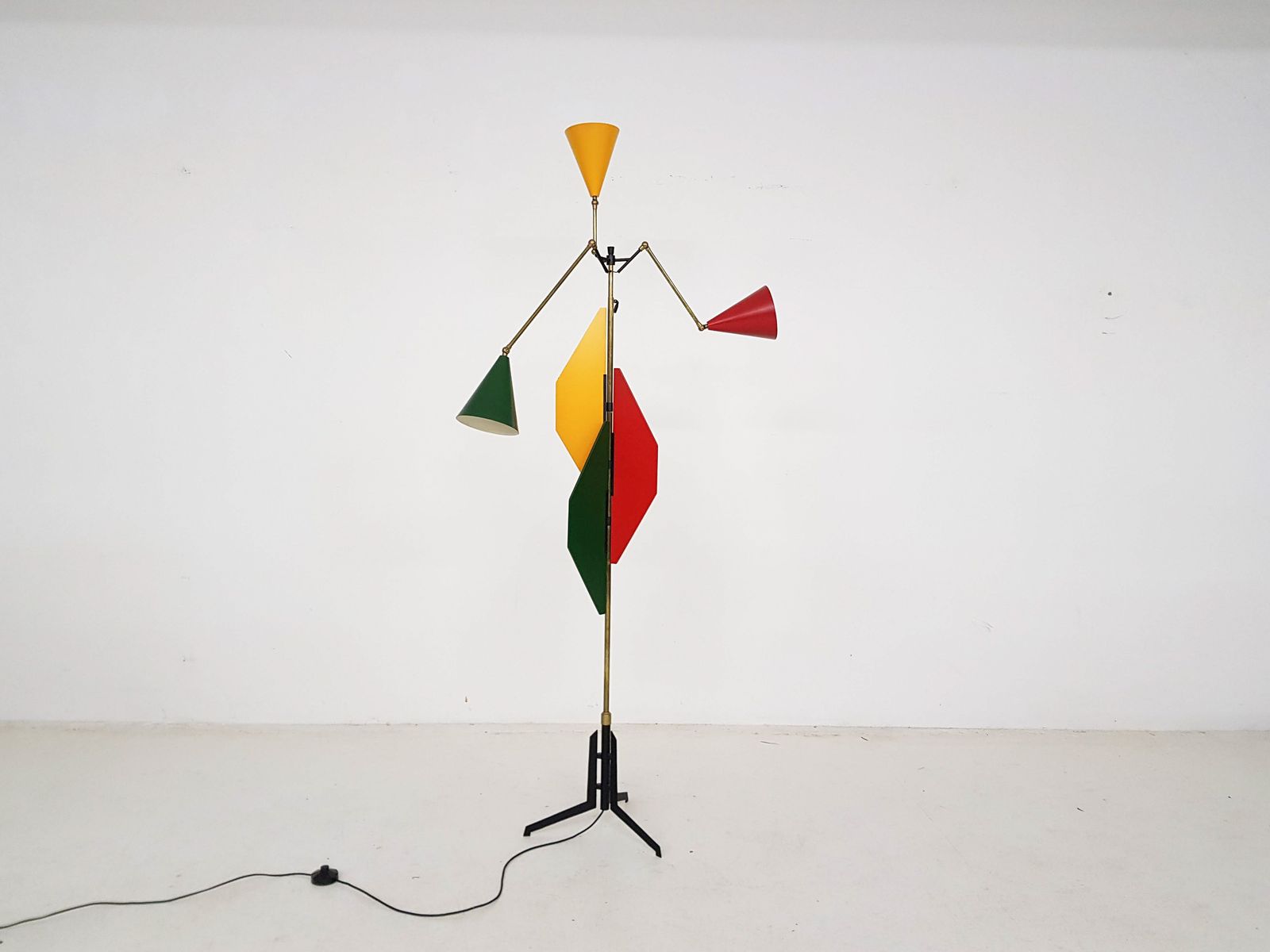 Uitzonderlijke Kleurrijke Italiaanse Mid Century Vloerlamp, Toegeschreven Aan Arredoluce photo Verlichting