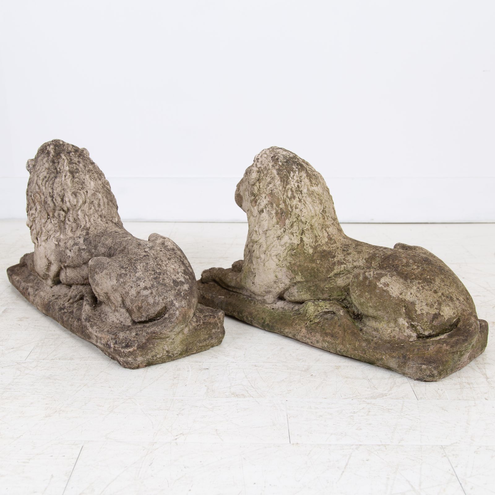 photo furniture Pair Of Weathered Recumbent Garden Lions