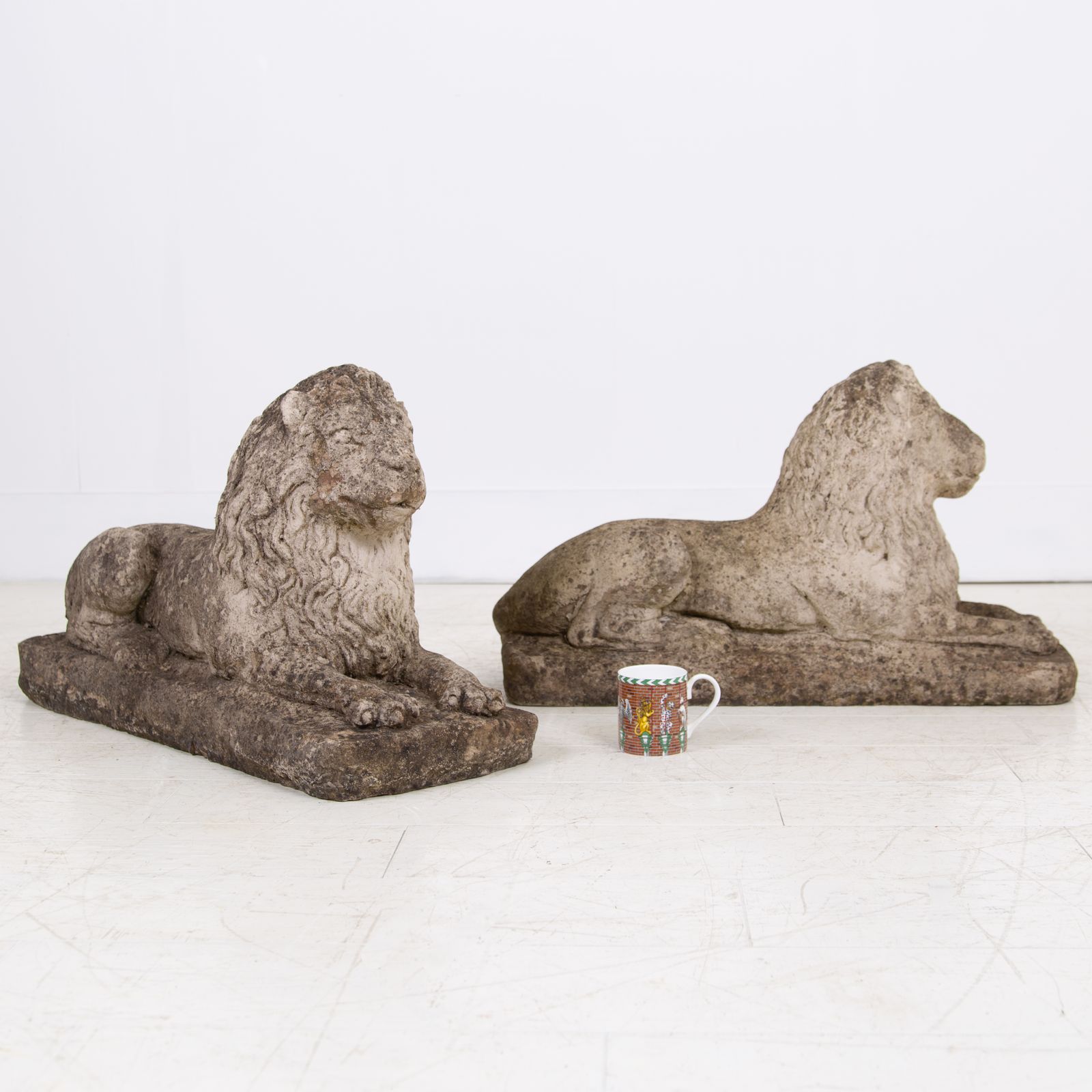 photo vinterior Pair Of Weathered Recumbent Garden Lions